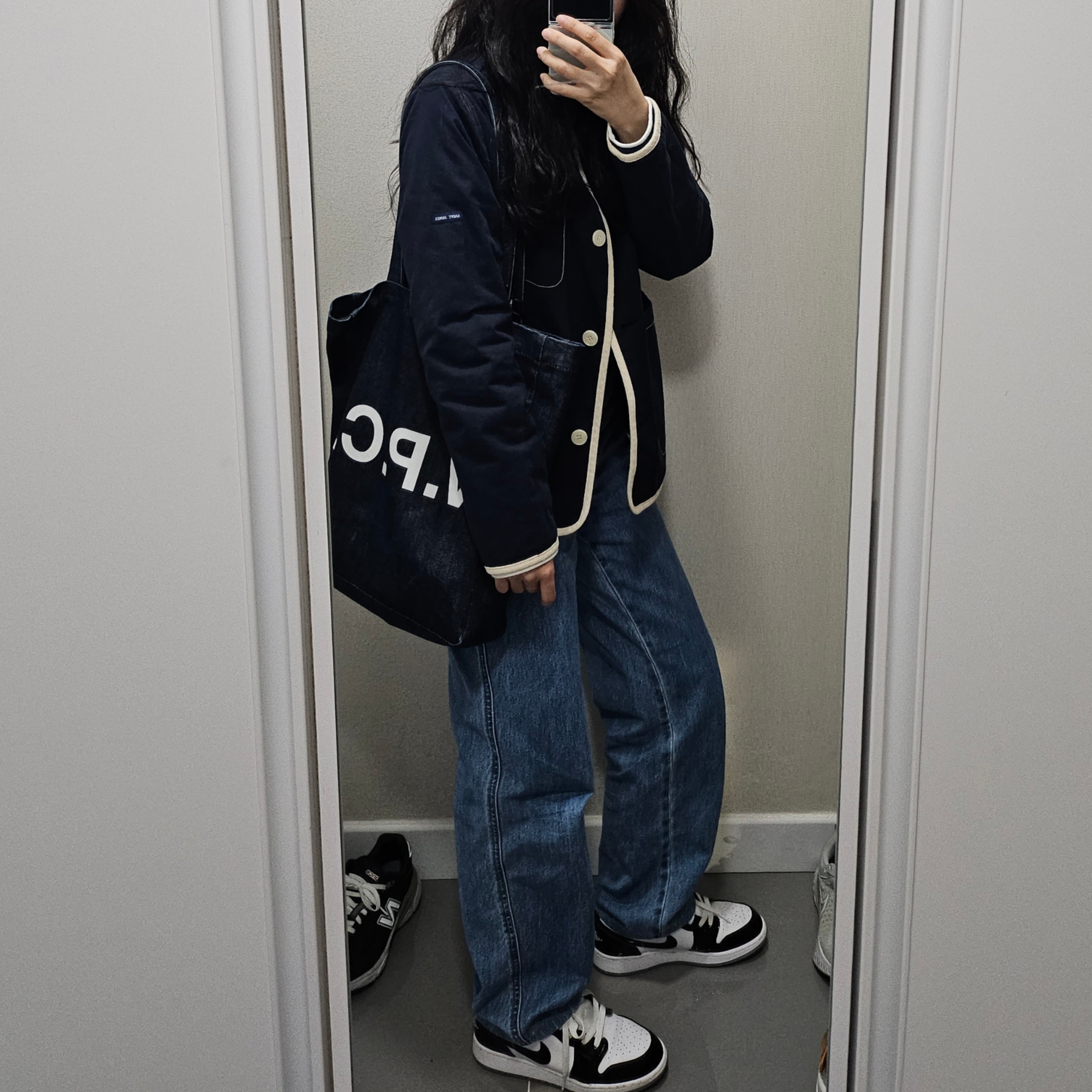 A.P.C. Laure Tote Bag Blue, Saint James Meridien Moderne Striped Sailor Shirt Ecru Marine 착용 스타일 - 1