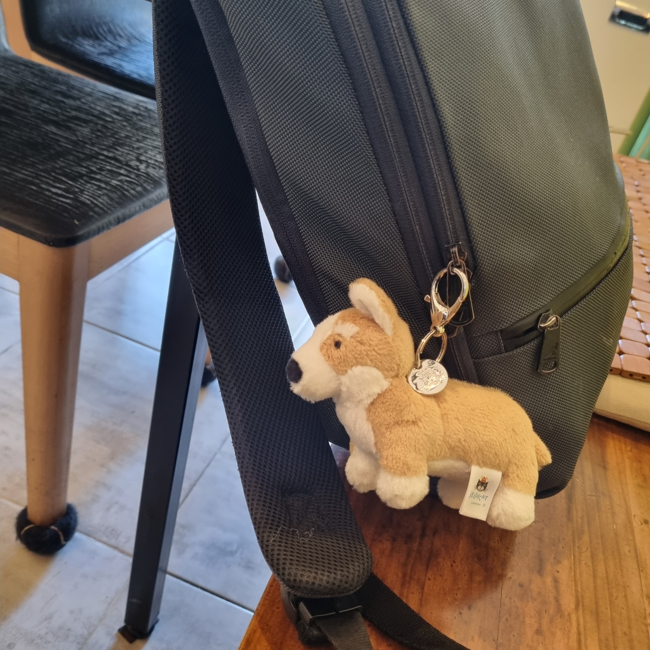 Jellycat Betty Corgi Bag Charm Honey 착용 스타일 - 3