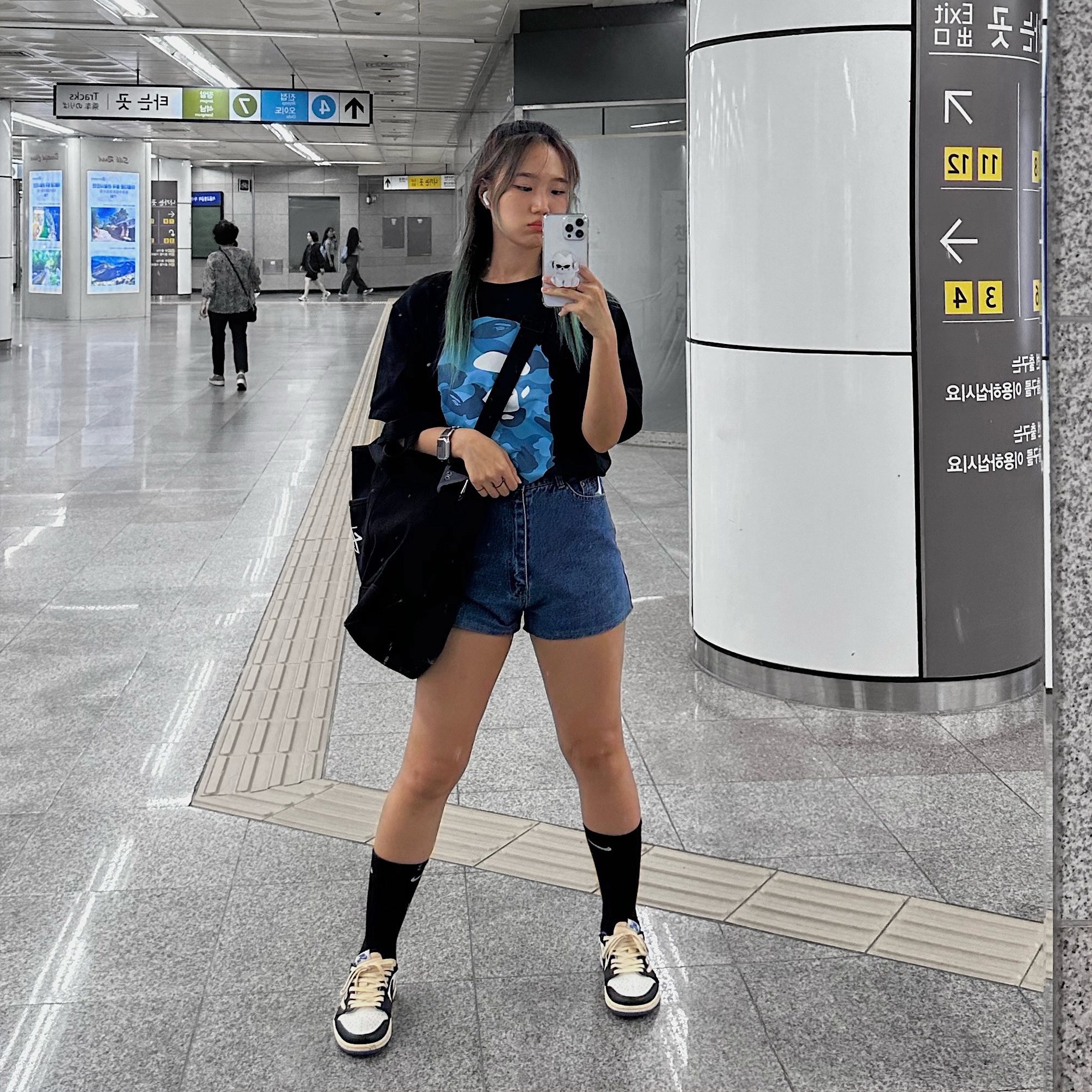 Jordan 1 x Travis Scott x Fragment Retro Low OG SP Military Blue, Nike x Stussy Tote Bag 착용 스타일