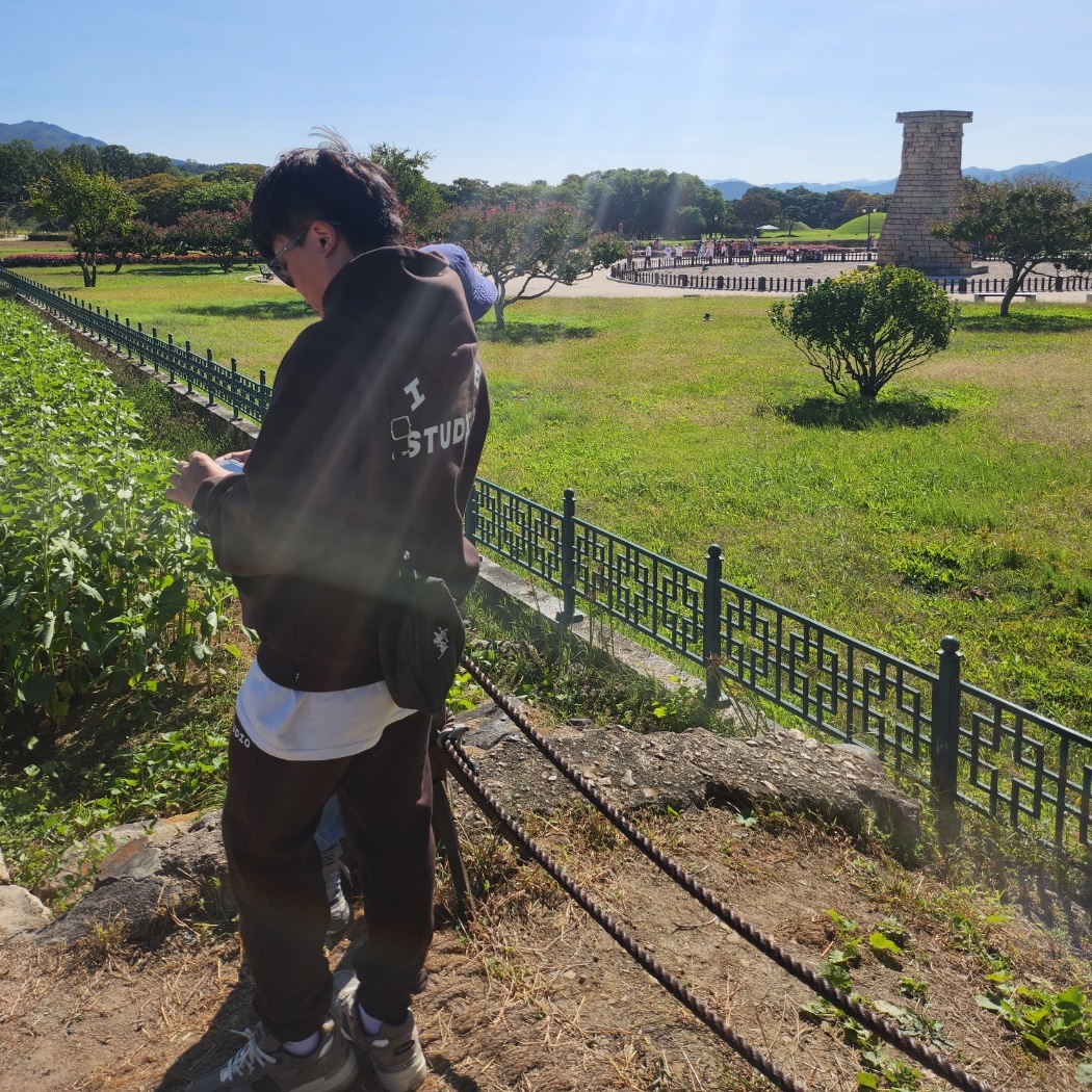 IAB Studio Hoodie Brown, IAB Studio Sweatpants Brown 착용 스타일