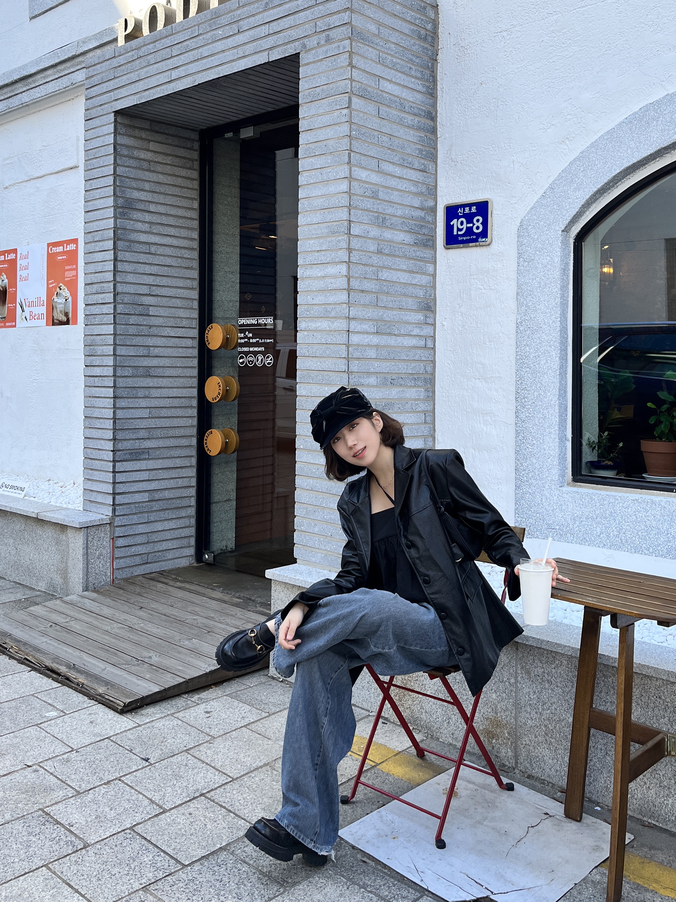 (W) Gucci Leather Lug Sole Horsebit Loafer Black Leather, Prada Re-Edition 2000 Re-Nylon Mini Shoulder Bag Black 착용 스타일 - 2