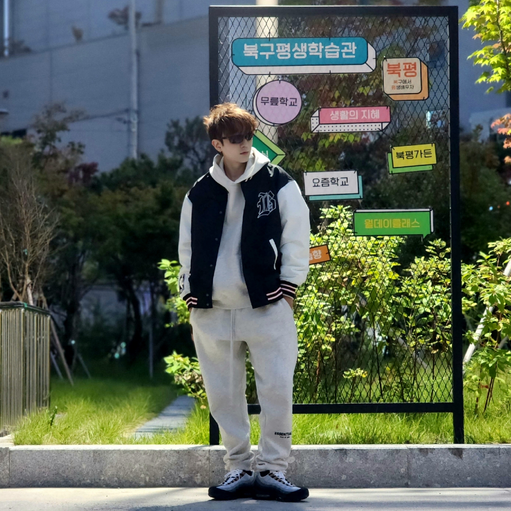 Nike Air Max 95 Wolf Grey Yellow Strike, Essentials The Core Collection Hoodie Light Oatmeal 착용 스타일 - 5
