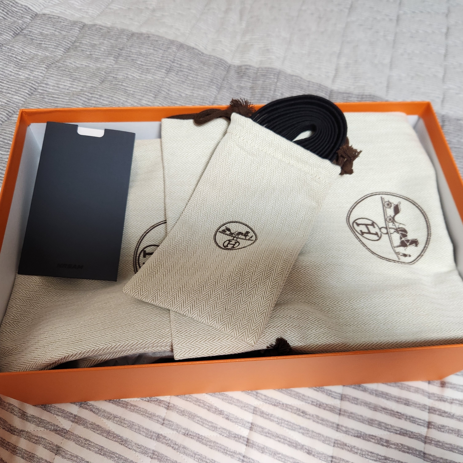 Hermes Bouncing Sneakers Mesh Suede Goatskin & Noir Blanc, Hermes Bouncing Sneakers Canvas Suede Goatskin & Blanc Orange 착용 스타일 - 3