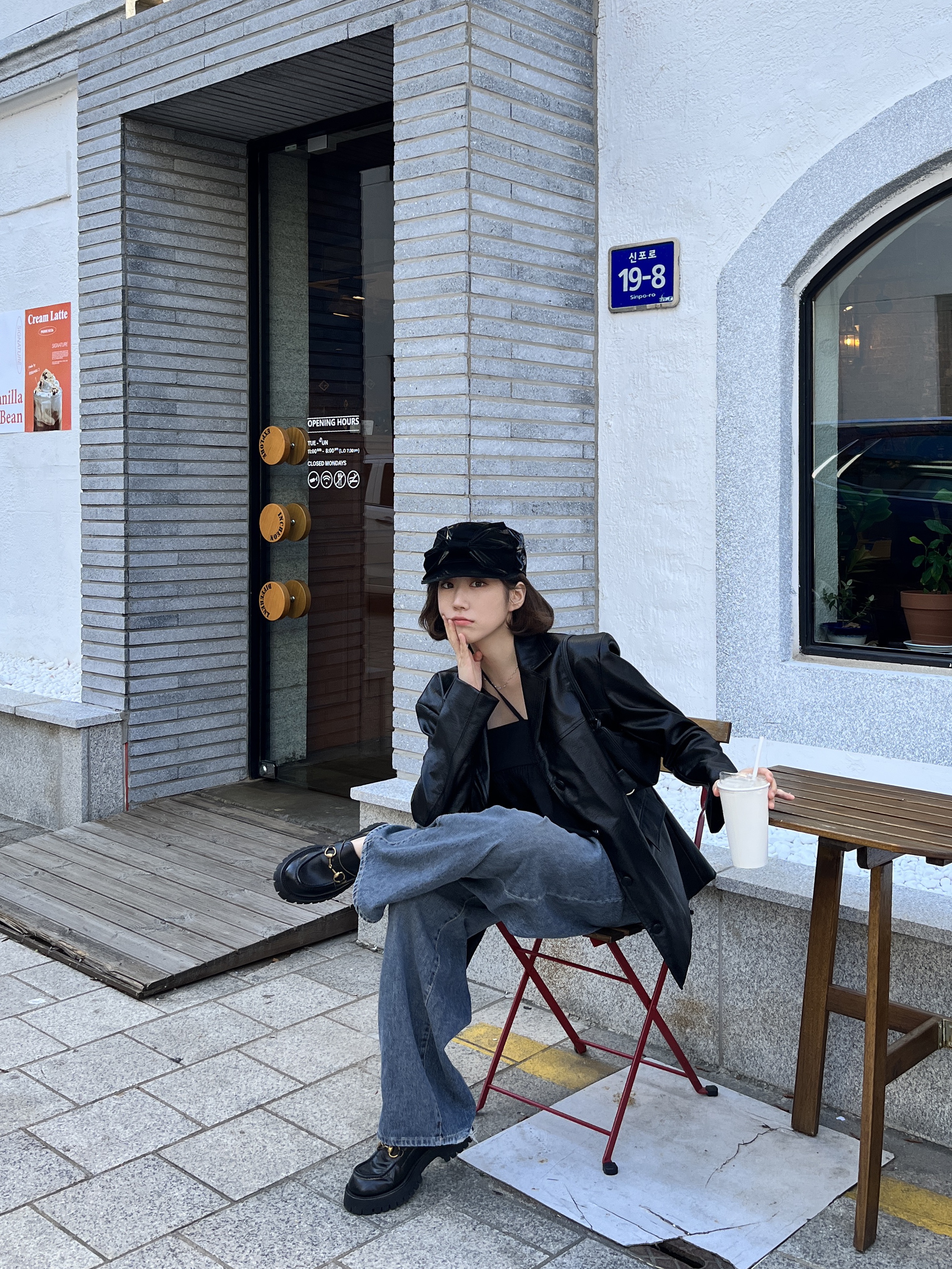 (W) Gucci Leather Lug Sole Horsebit Loafer Black Leather, Prada Re-Edition 2000 Re-Nylon Mini Shoulder Bag Black 착용 스타일 - 1