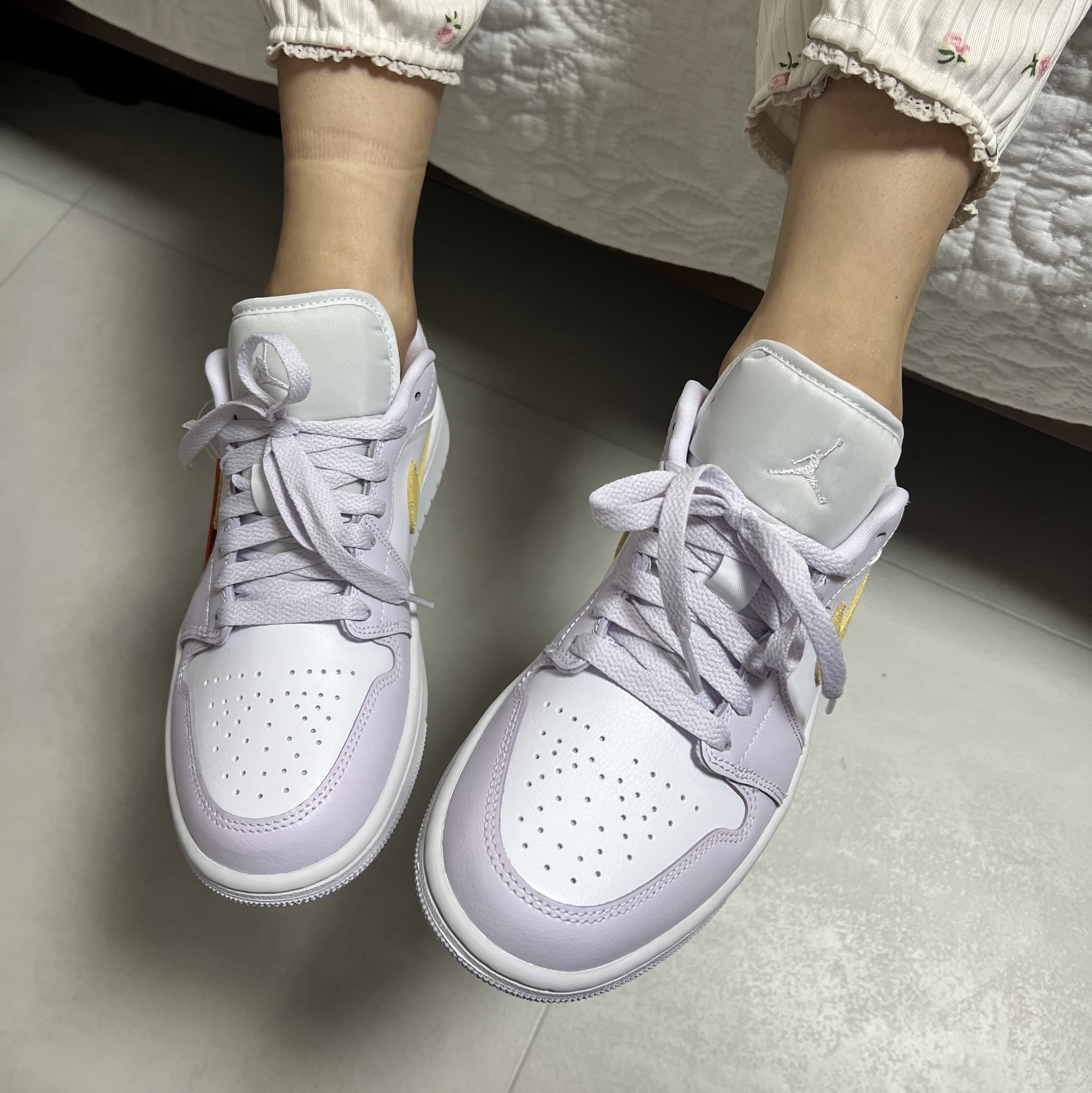 (W) Jordan 1 Low Barely Grape Lemon Wash 착용 스타일 - 1