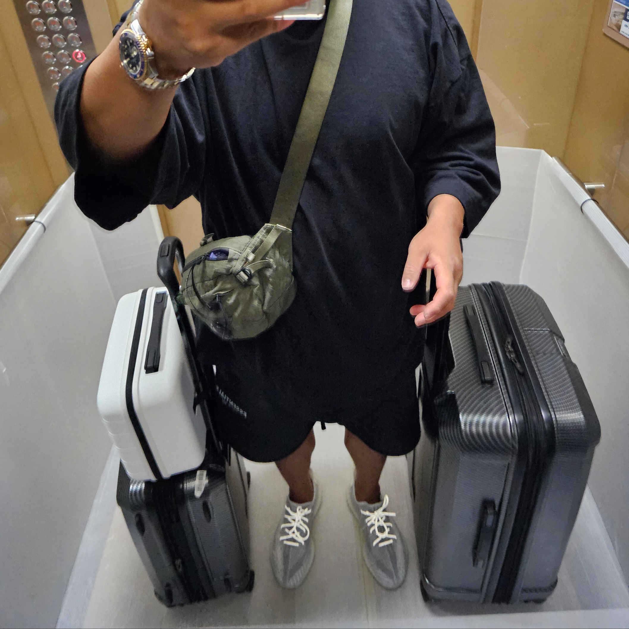 Yeezy Gap Engineered By Balenciaga Dove 3/4 Sleeve T-Shirt Black, Essentials Sweatshorts Black - 21SS 착용 스타일