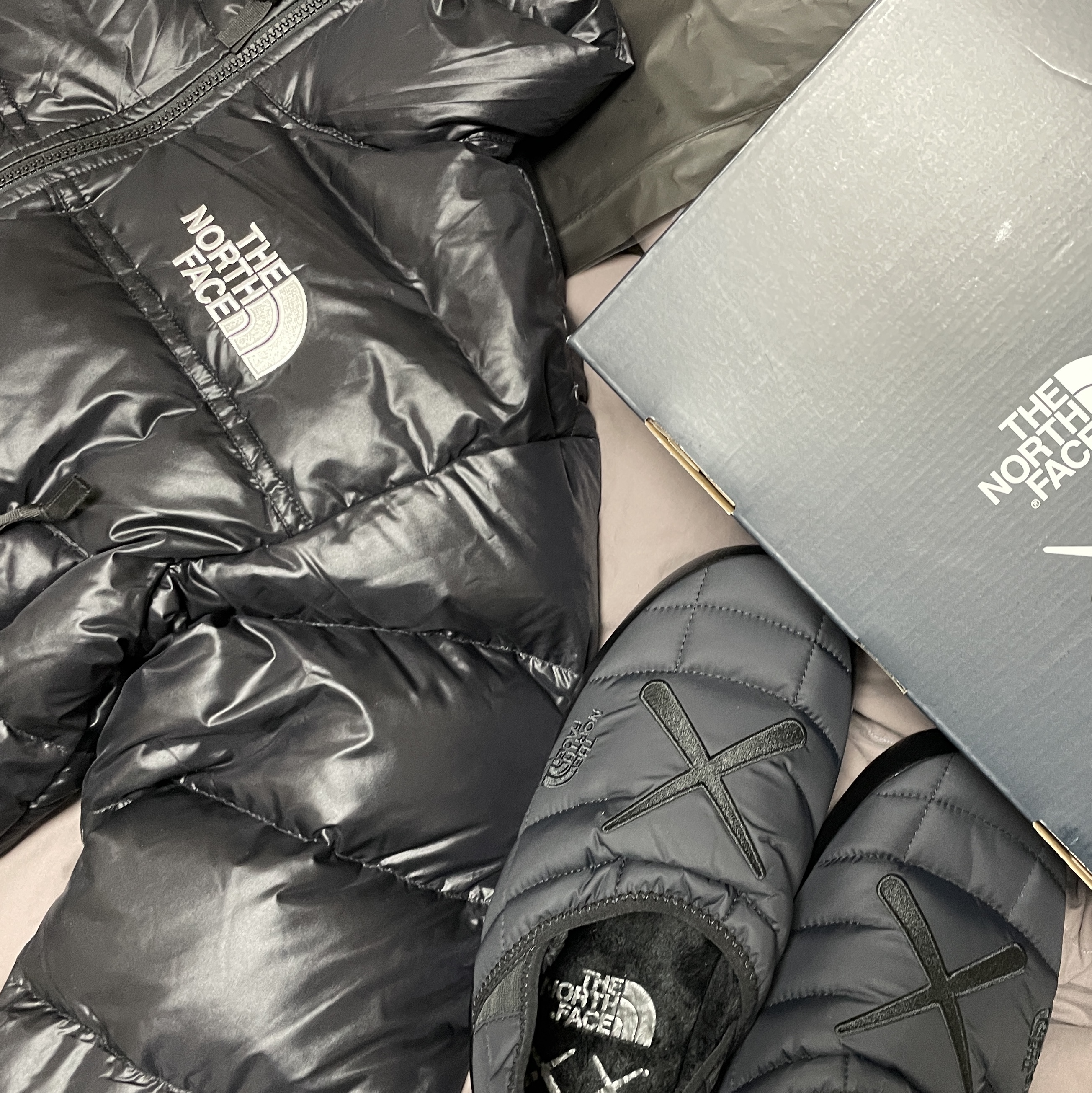 (W) The North Face Nuptse Short Jacket Black, (W) The North Face x Kaws Thermoball Traction Mule VS Black Print - 22FW 착용 스타일 - 1
