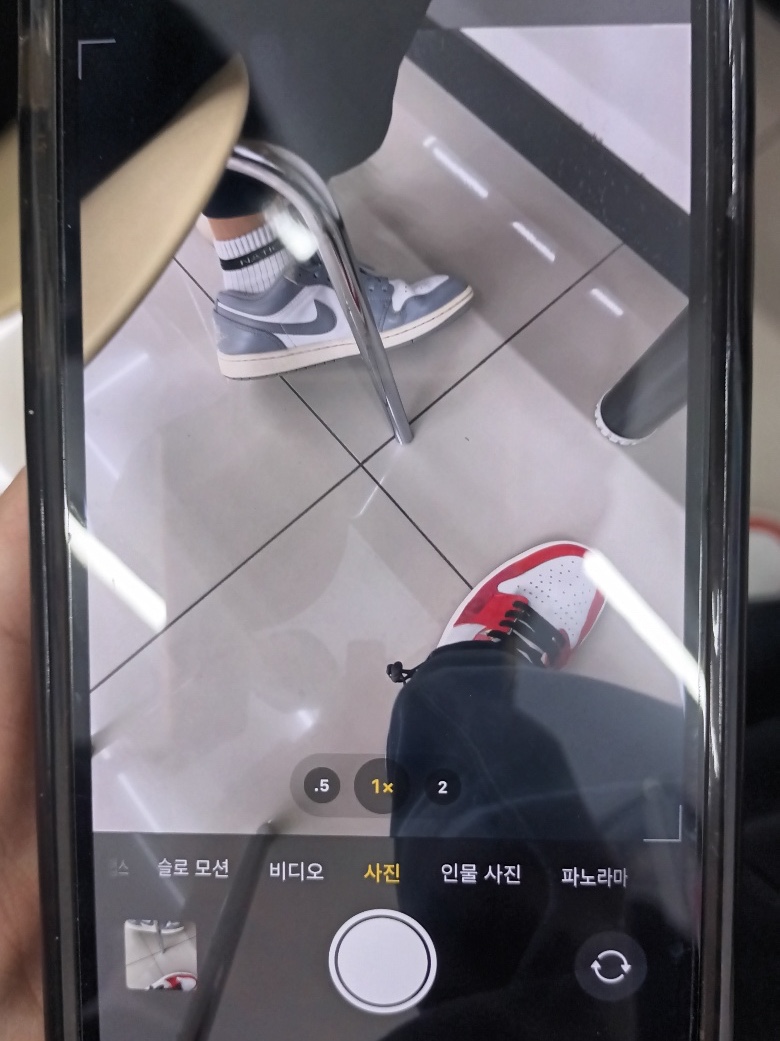 Jordan 1 Low Stealth and White, Jordan 1 Retro High Spider-Man Next Chapter 착용 스타일