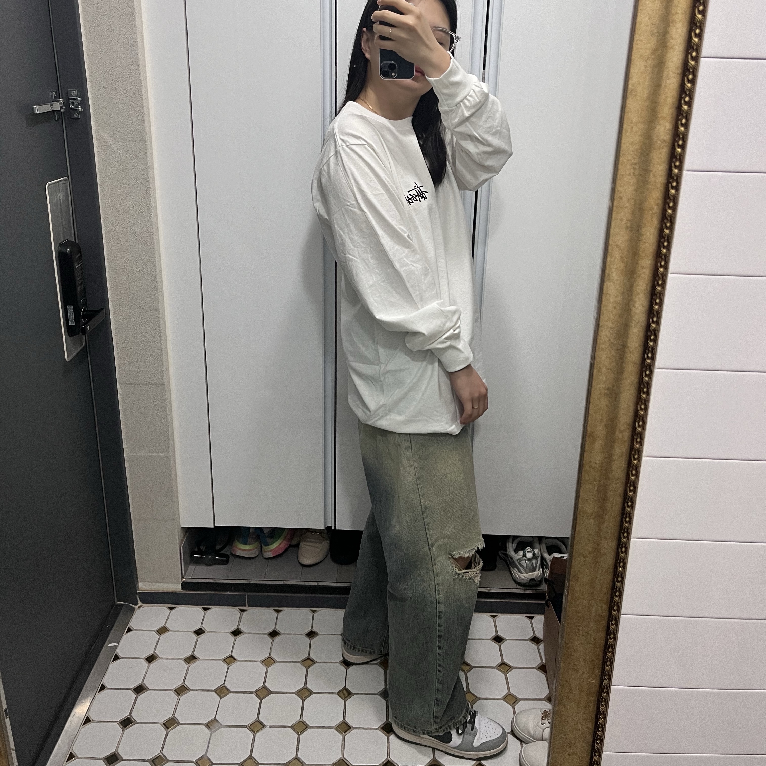 Stussy Basic Stussy LS T-Shirt White 2022, (W) Nike Dunk Low Light Smoke Grey 착용 스타일