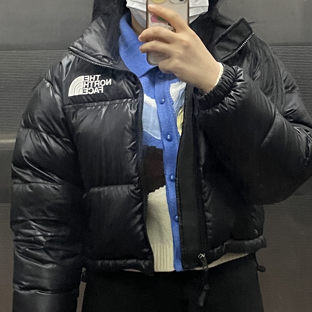 (W) The North Face Nuptse Short Jacket Black, (W) The North Face x Kaws Thermoball Traction Mule VS Black Print - 22FW 착용 스타일 - 3
