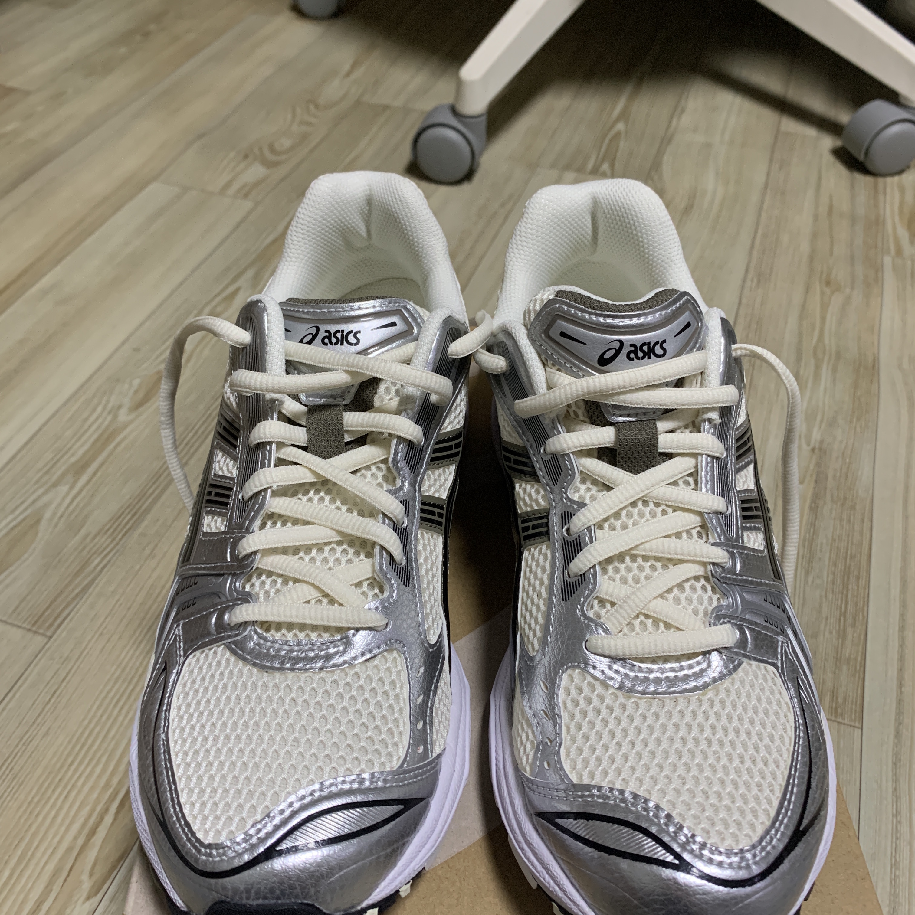 Asics Gel-Kayano 14 Cream Black 착용 스타일 - 2