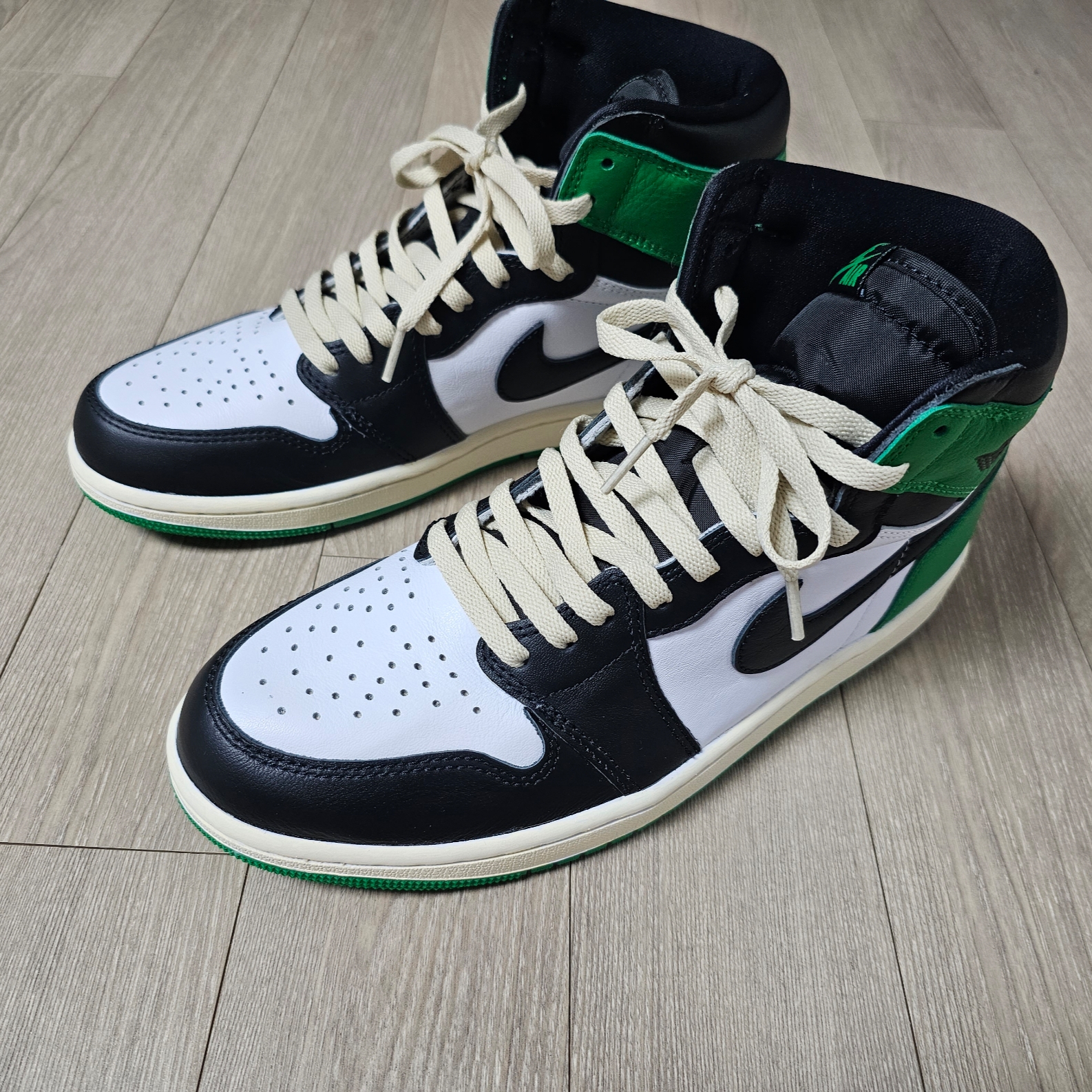 Jordan 1 Retro High OG Black and Lucky Green 착용 스타일 - 3