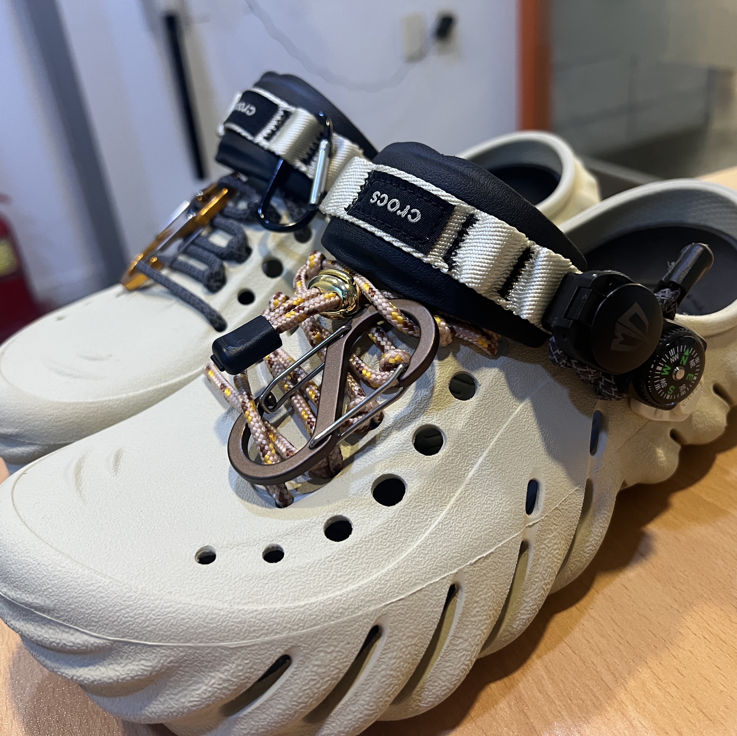 Crocs Echo Clog Bone Black 착용 스타일 - 3