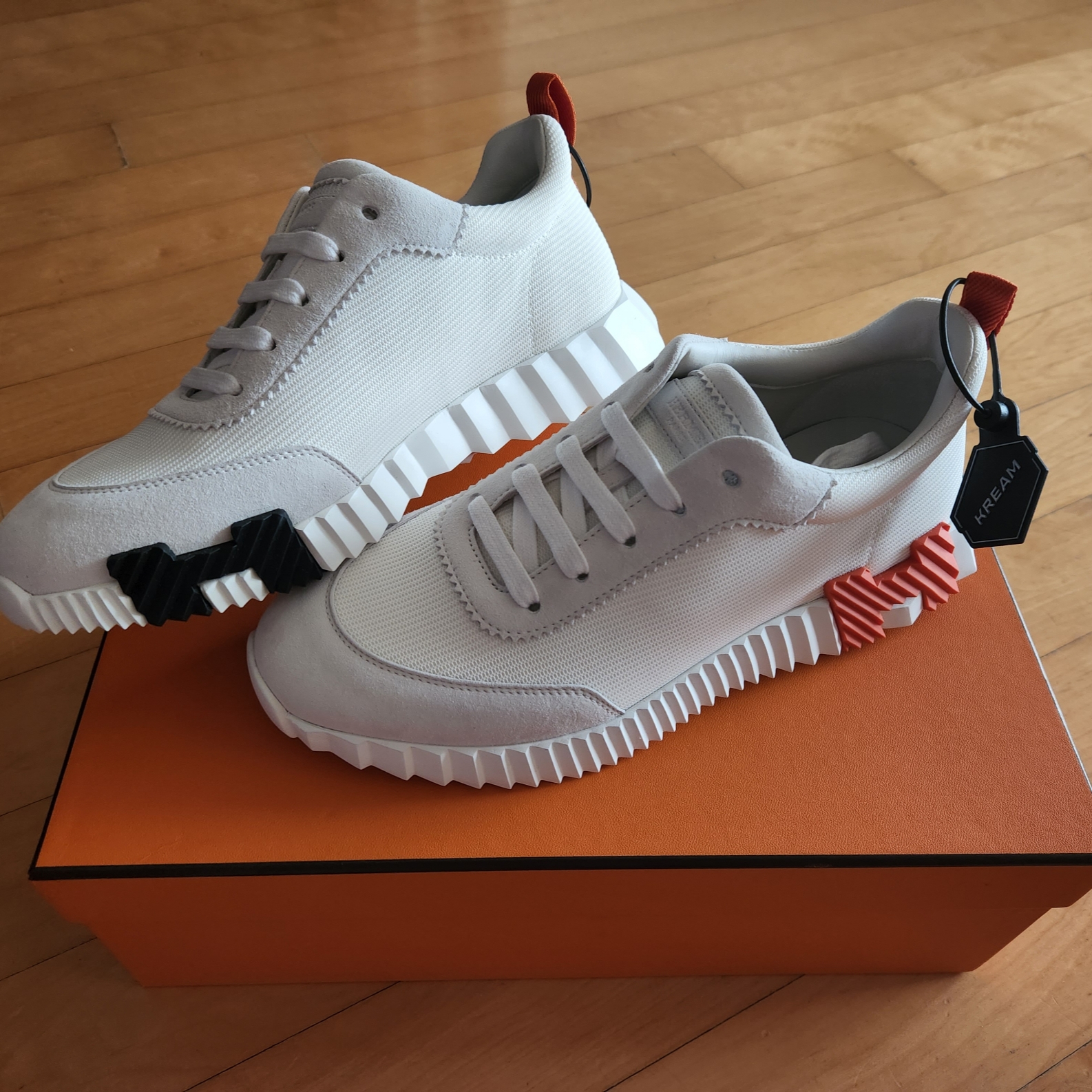Hermes Bouncing Sneakers Mesh Suede Goatskin & Noir Blanc, Hermes Bouncing Sneakers Canvas Suede Goatskin & Blanc Orange 착용 스타일 - 5