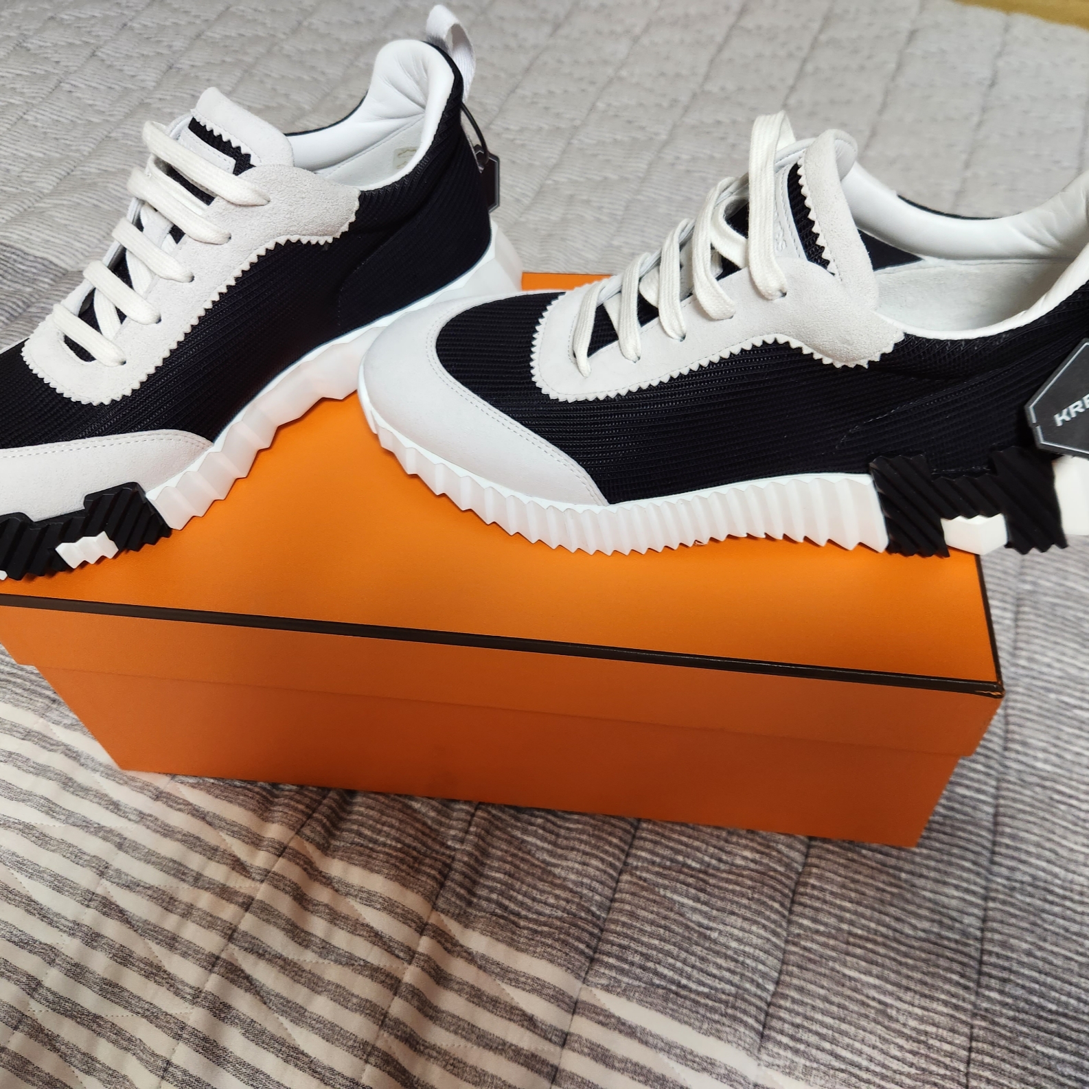 Hermes Bouncing Sneakers Mesh Suede Goatskin & Noir Blanc, Hermes Bouncing Sneakers Canvas Suede Goatskin & Blanc Orange 착용 스타일 - 2