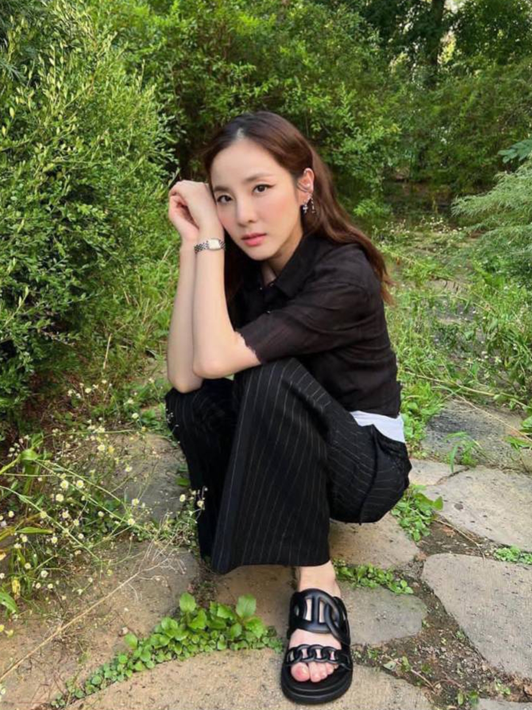 (W) Calvin Klein x Jennie Modern Cotton Lightly Lined Bralette Mojave Desert, (W) Hermes Extra Sandal Nappa & Noir 착용 스타일 - 3