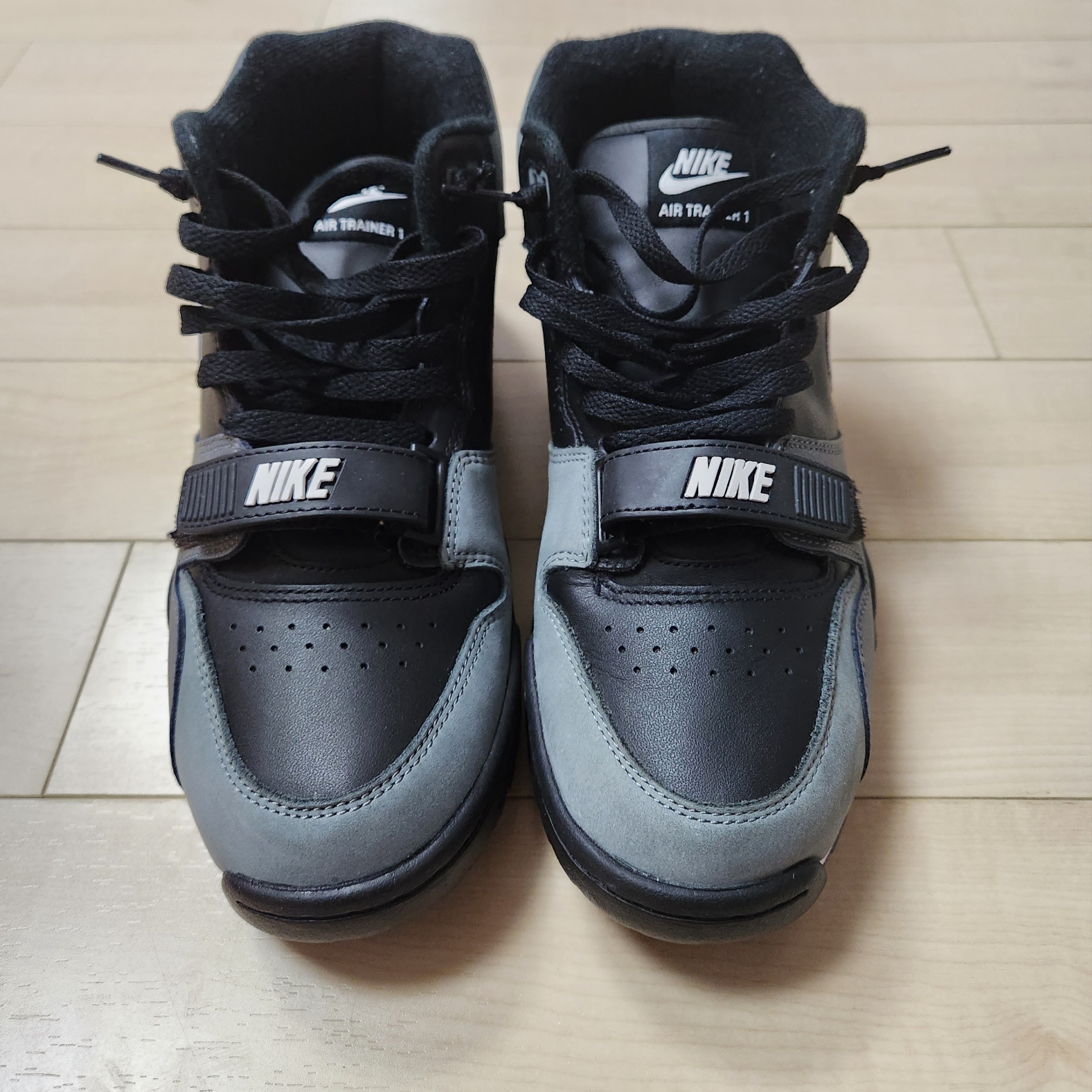 Nike Air Trainer 1 Black and Cool Grey 착용 스타일 - 2