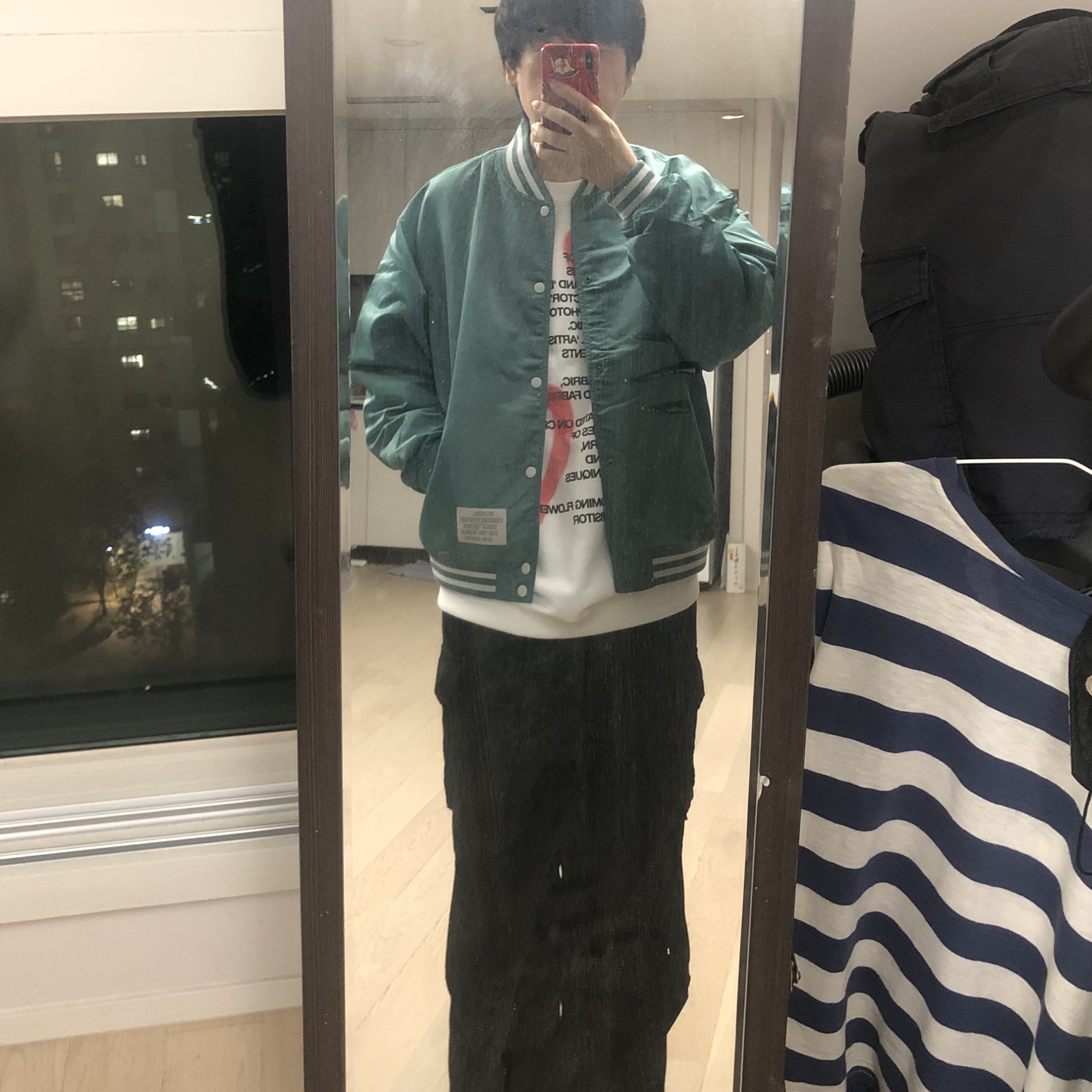 [KREAM 단독] The Museum Visitor Heart Sprayed Sweatshirt White -22PF 착용 스타일 - 2