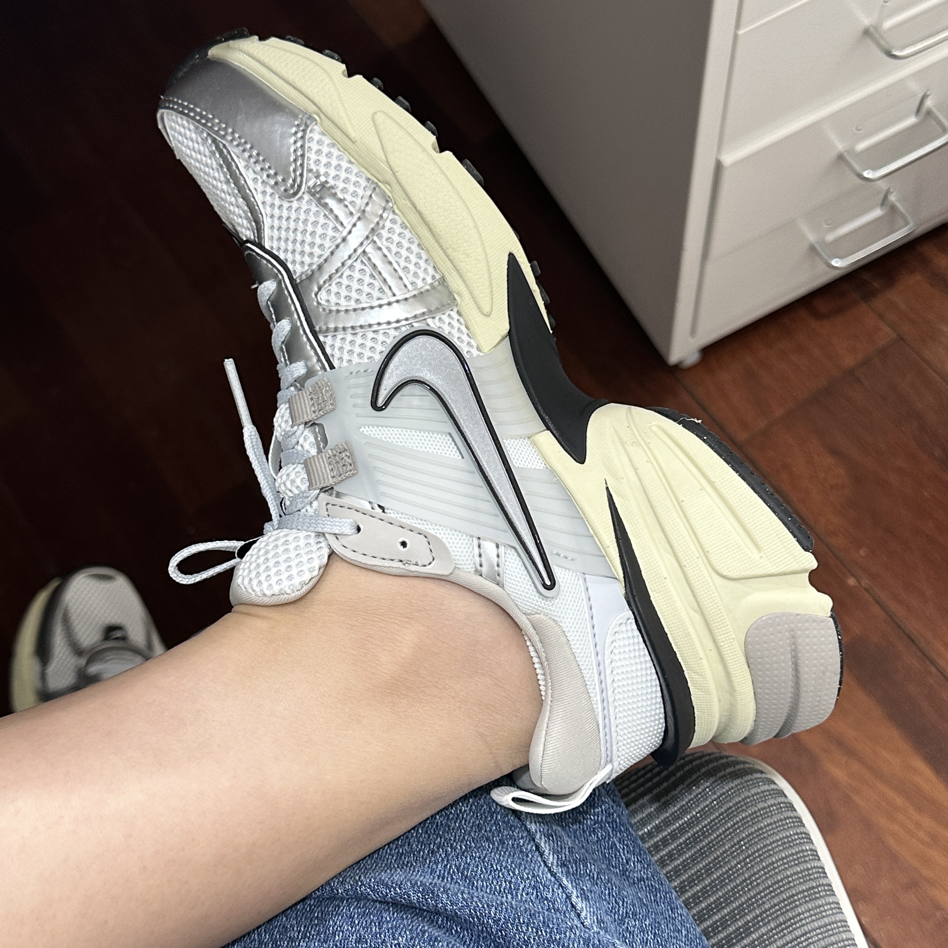 Nike V2K Run Summit White Metallic Silver 착용 스타일