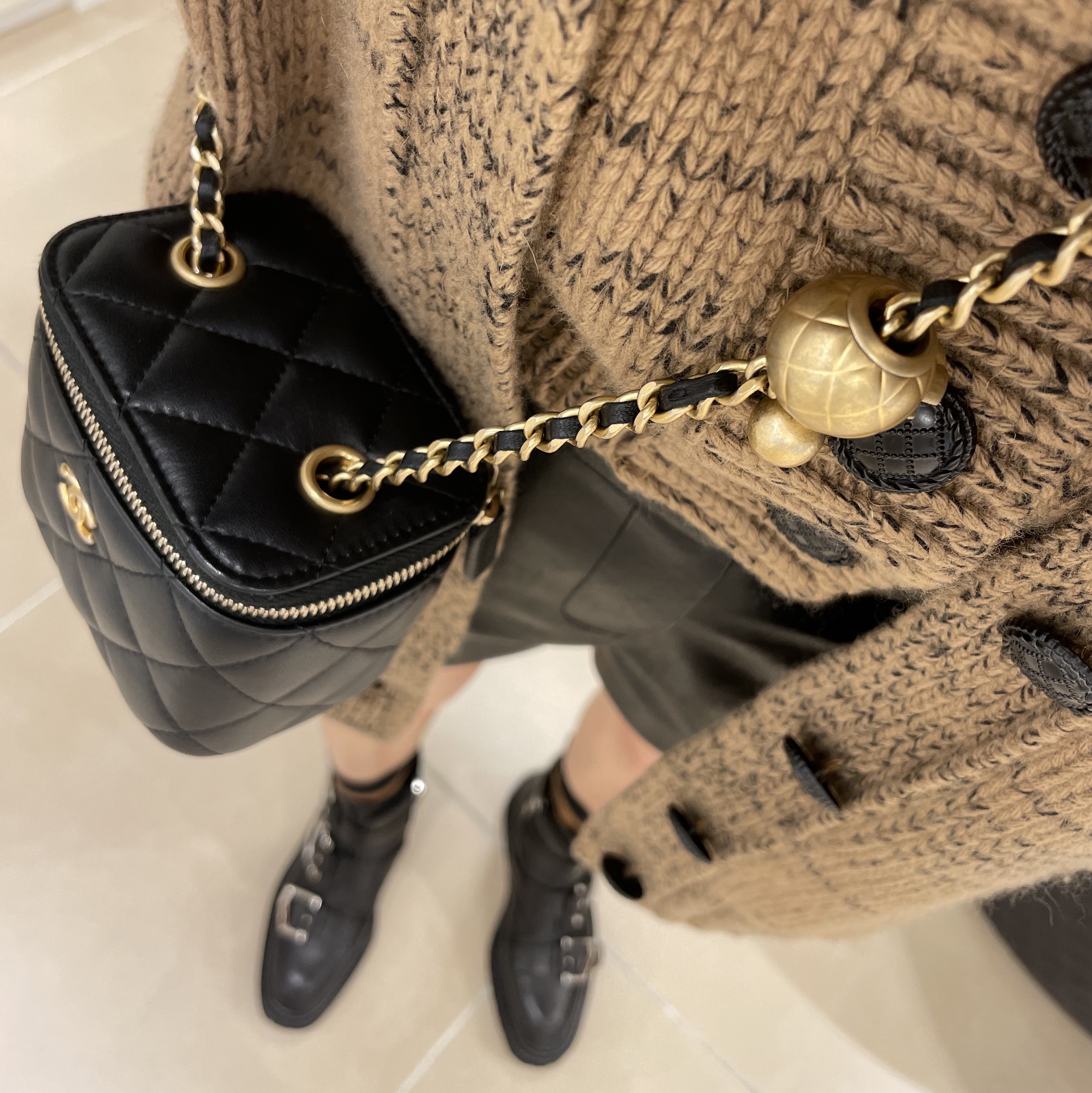 Chanel Small Vanity With Chain Lambskin & Gold Black 착용 스타일