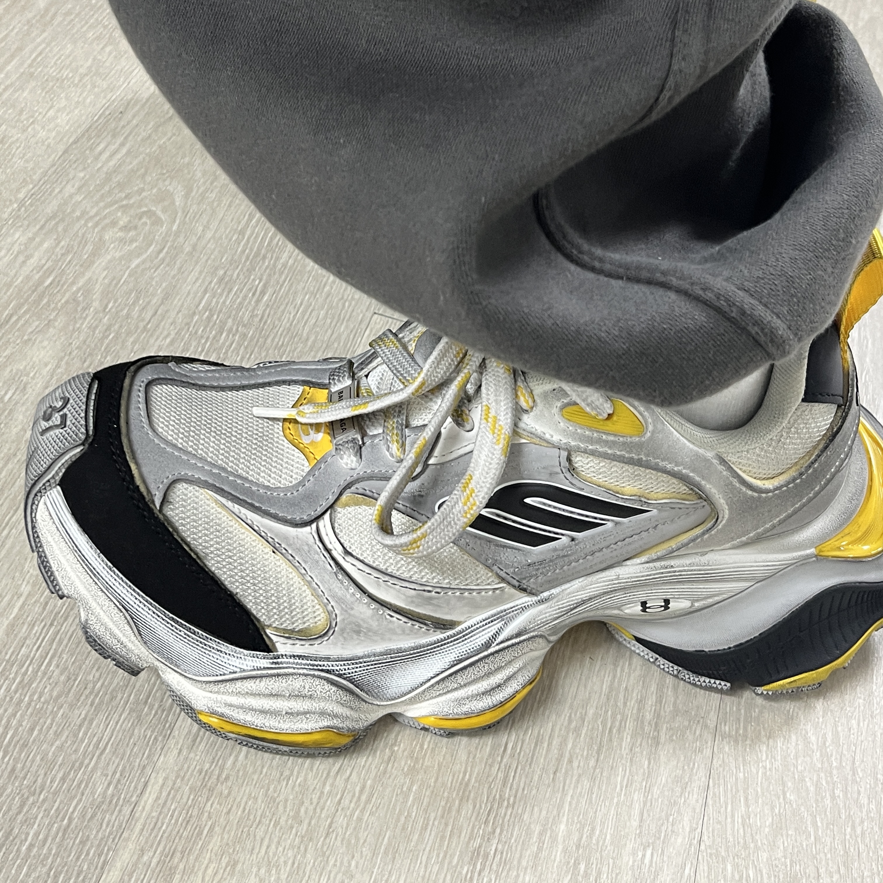 (W) Balenciaga Cargo Sneakers Grey Black Yellow, Balenciaga Cargo Sneakers Grey Black Yellow 착용 스타일 - 3