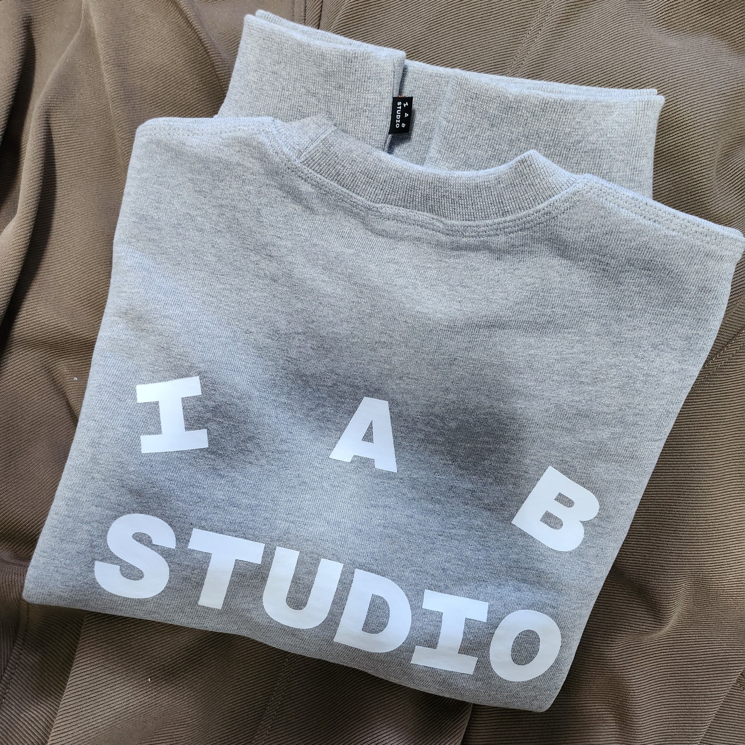 IAB Studio Heavy Short Sleeve Sweatshirt Gray - 23FW, IAB Studio Heavy Sweat Shorts Gray - 23FW 착용 스타일 - 3