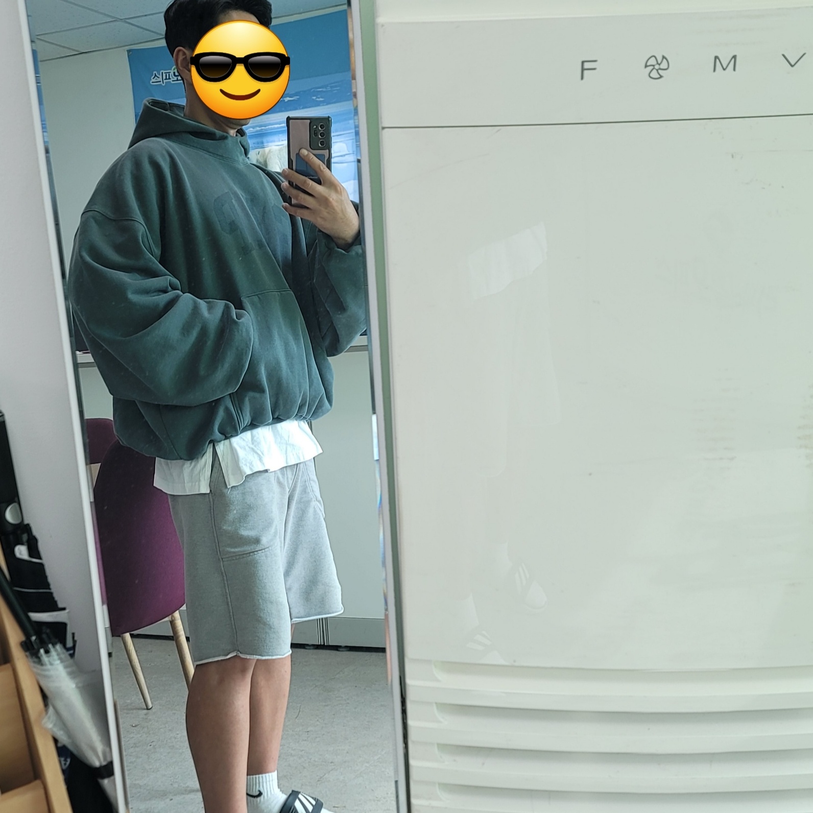 Yeezy Gap Engineered By Balenciaga Dove Hoodie Dark Green 착용 스타일 - 1