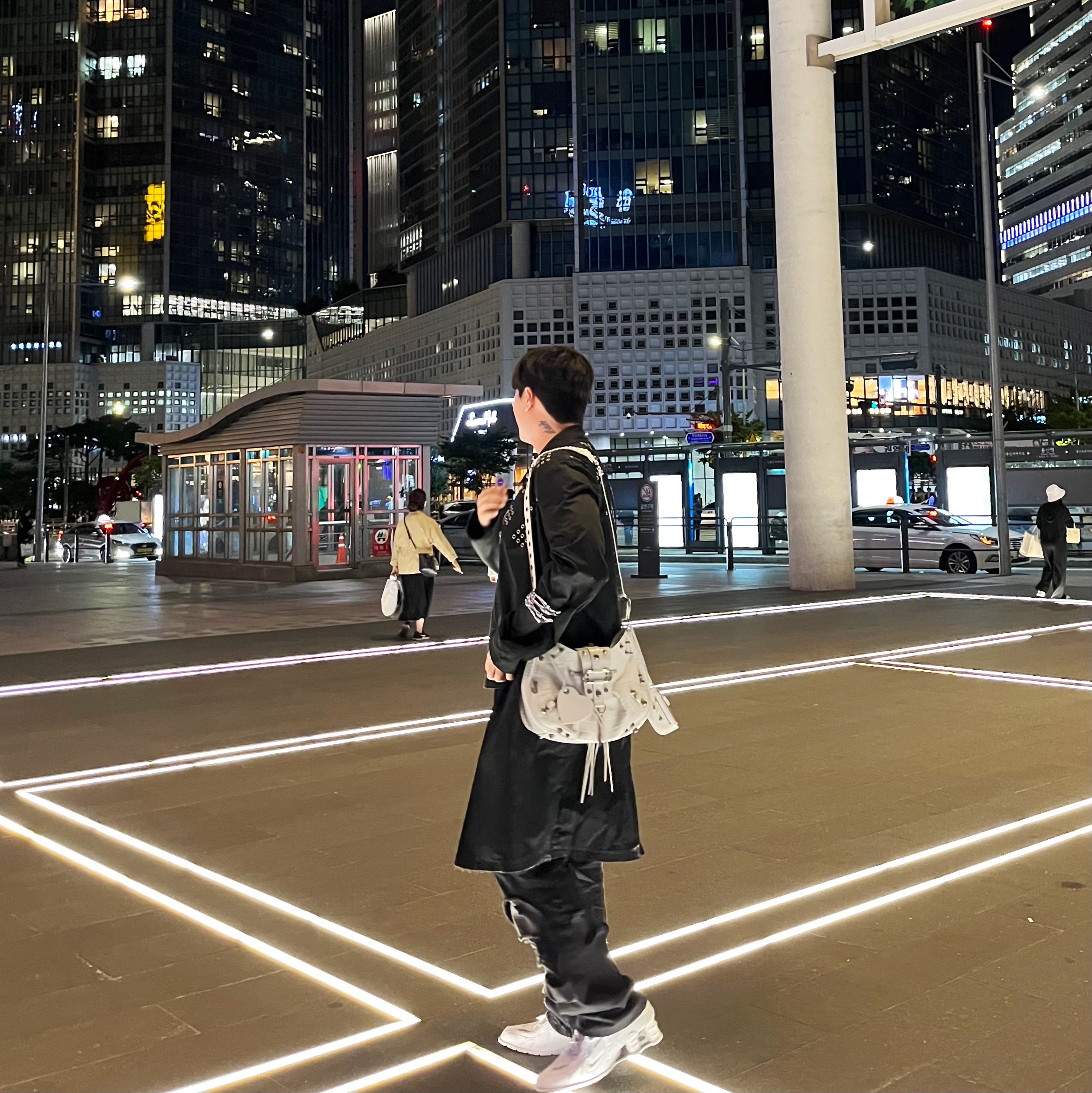 Nike x Martine Rose Shox MR4 White, Balenciaga Le Cagole XS Shoulder Bag with Safety Pins Optic White 착용 스타일 - 1