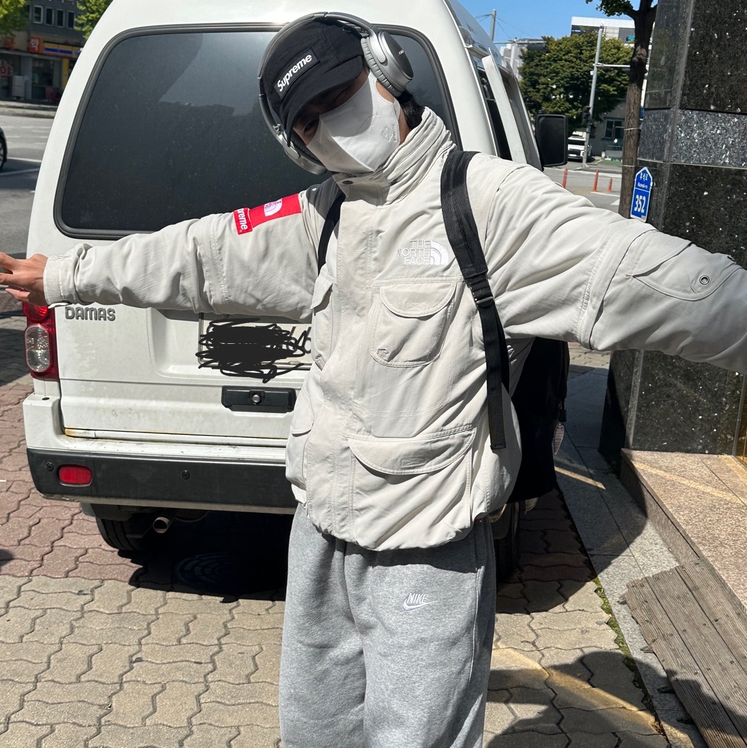 Supreme x The North Face Trekking Convertible Jacket Stone - 22SS, BOSE QC35 II Silver (Korean Ver.) 착용 스타일 - 2