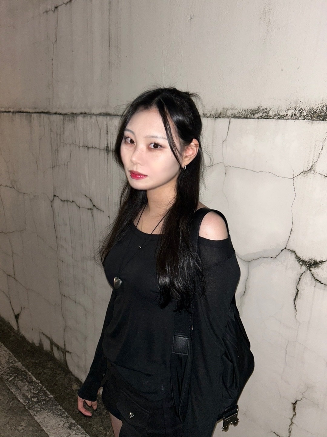 Matin Kim Buckle Bag Black 착용 스타일