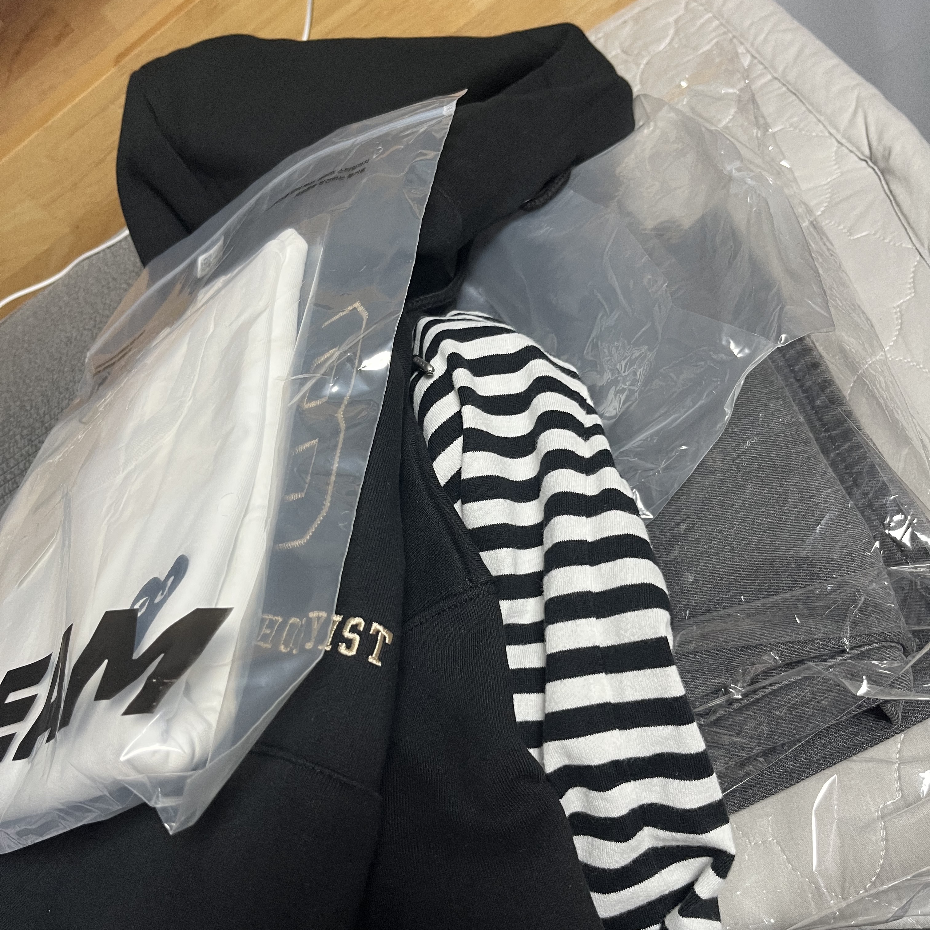 Play Comme des Garcons Black Heart LS T-Shirt White, C.P. Company Diagonal Raised Fleece Sweatshirt Black - 23SS 착용 스타일