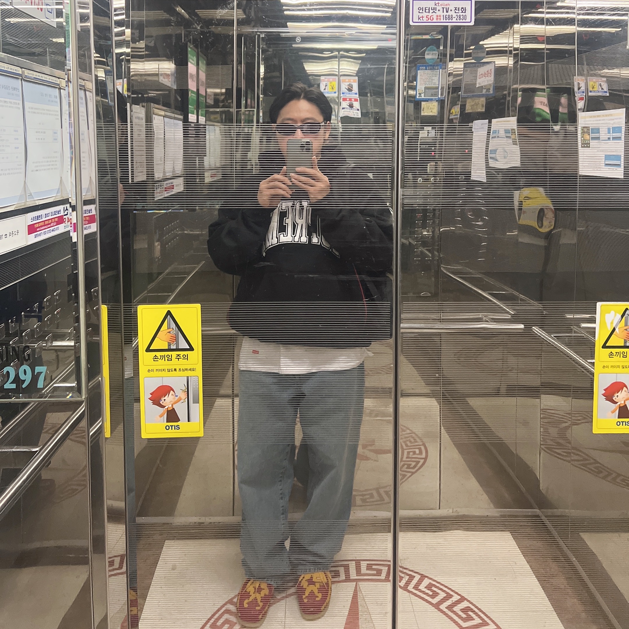 Supreme Boxy Piping Arc Hooded Sweatshirt Black - 23SS, Clarks x Supreme Wallabee Gold 착용 스타일