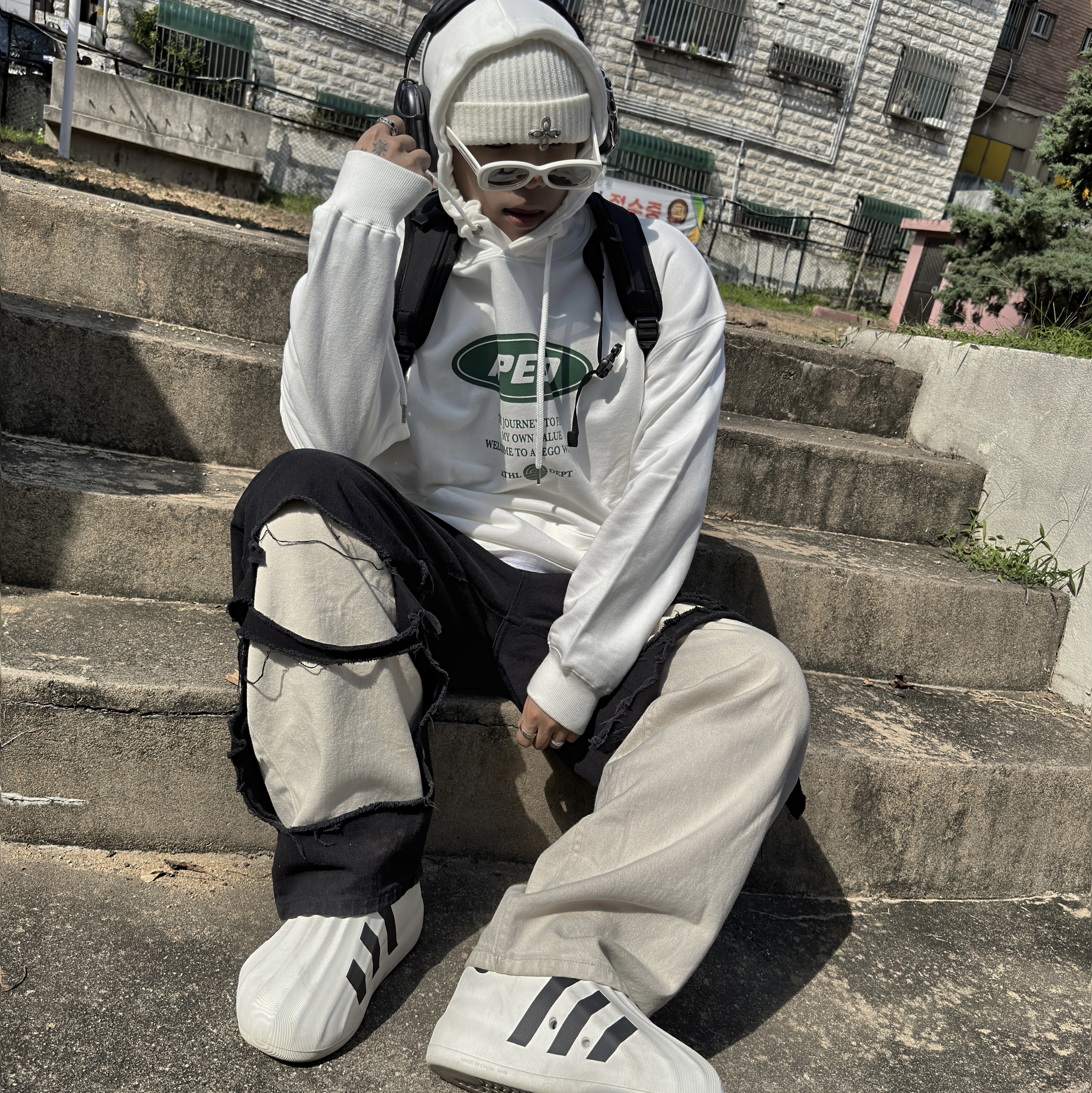 Adidas Adifom Superstar Core White, Apple AirPods Max Lightning Space Gray (Korean Ver.) 착용 스타일 - 1