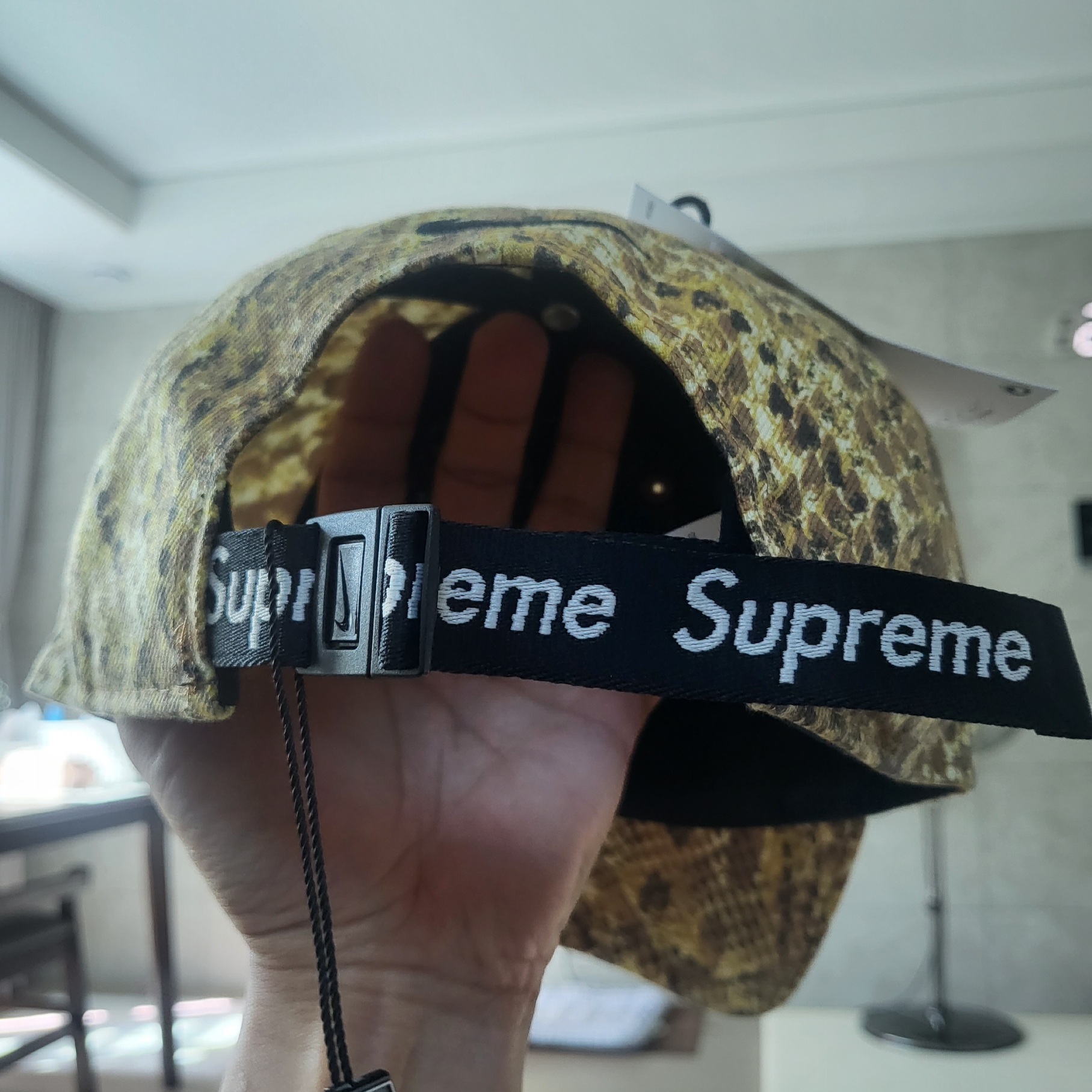 Supreme x Nike ACG Denim 6-Panel Gold Snakeskin - 22FW 착용 스타일 - 3