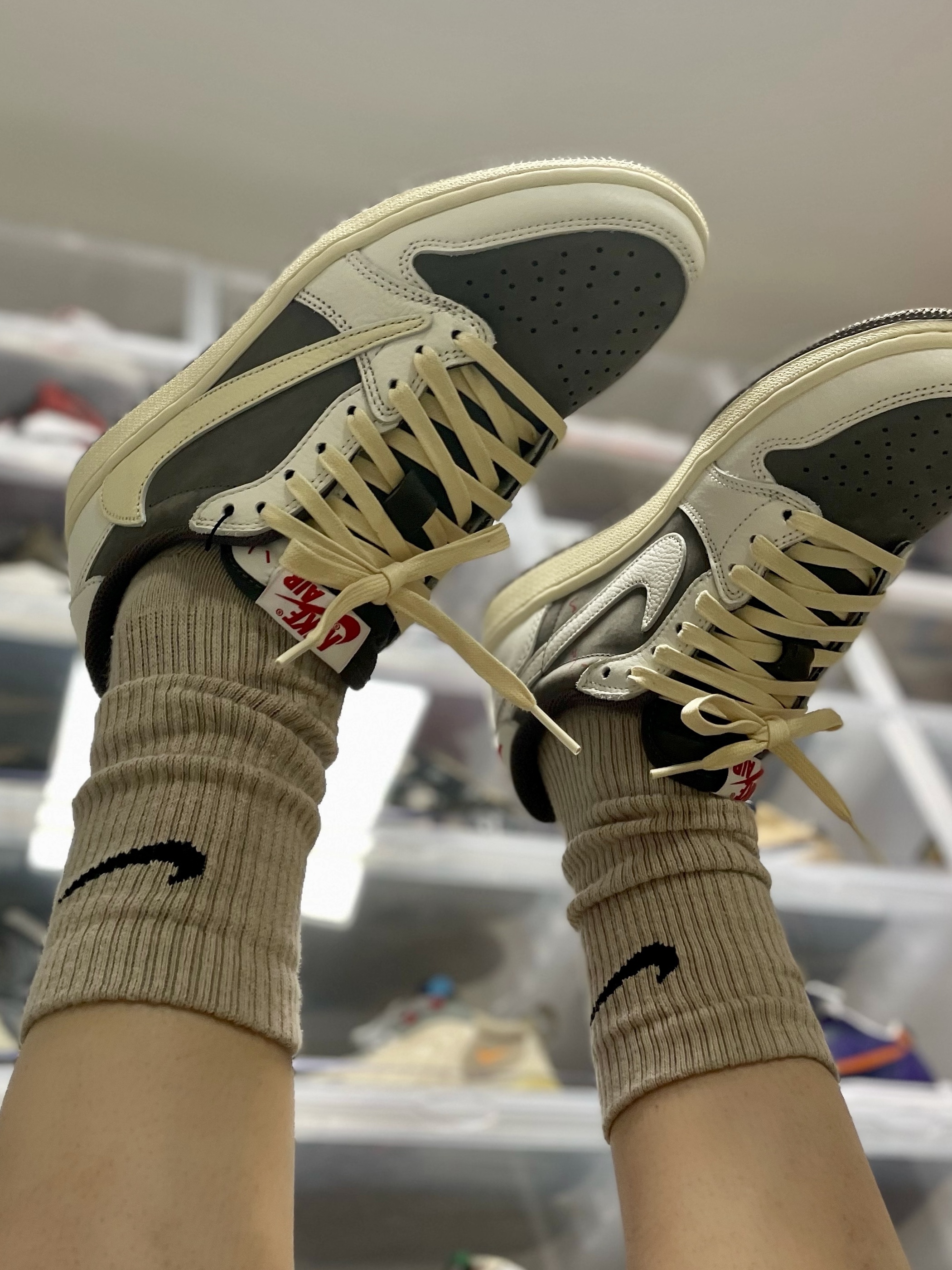 Jordan 1 x Travis Scott Retro Low OG SP Sail and Ridgerock 착용 스타일