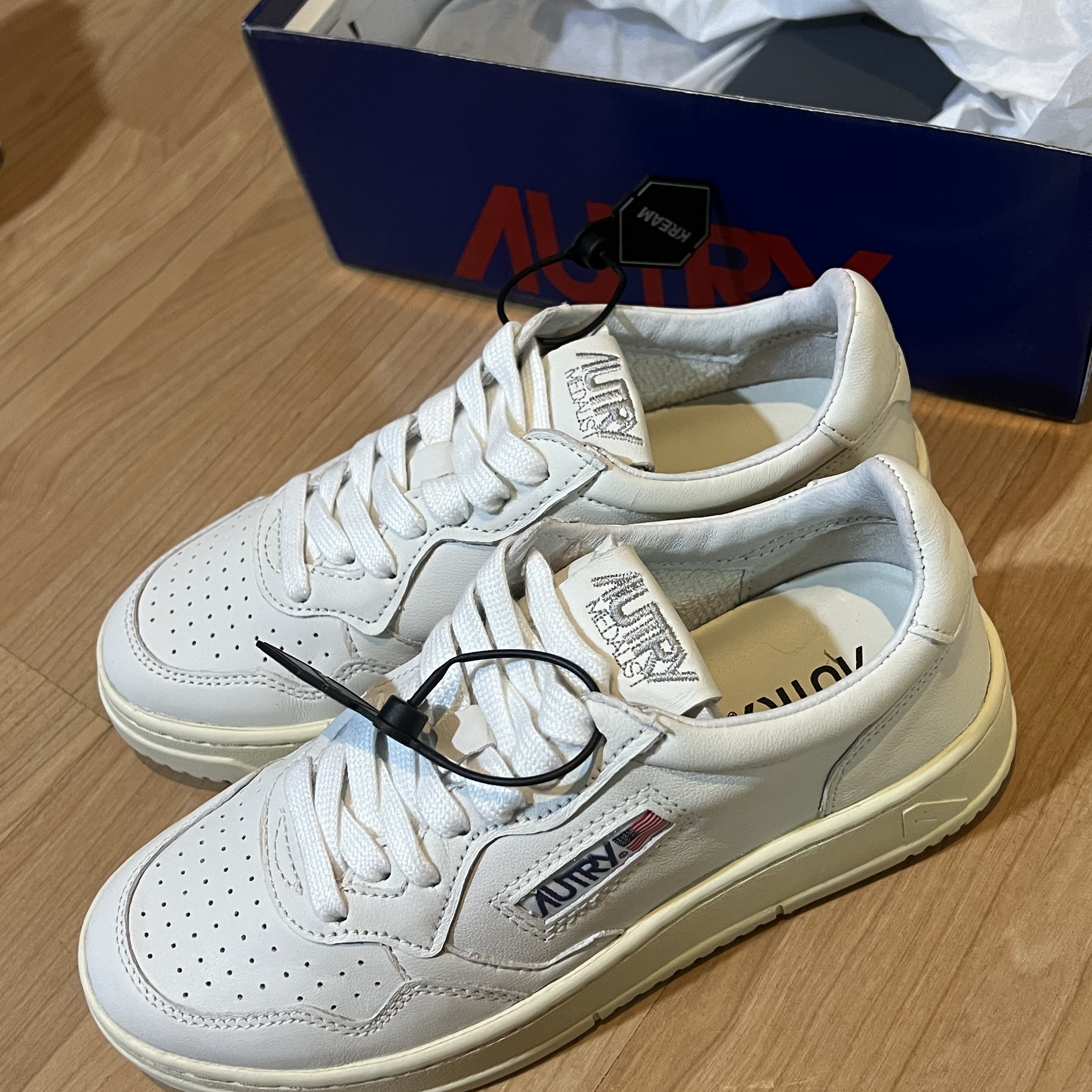 (W) Autry Medalist Low Goatskin Sneakers White 착용 스타일