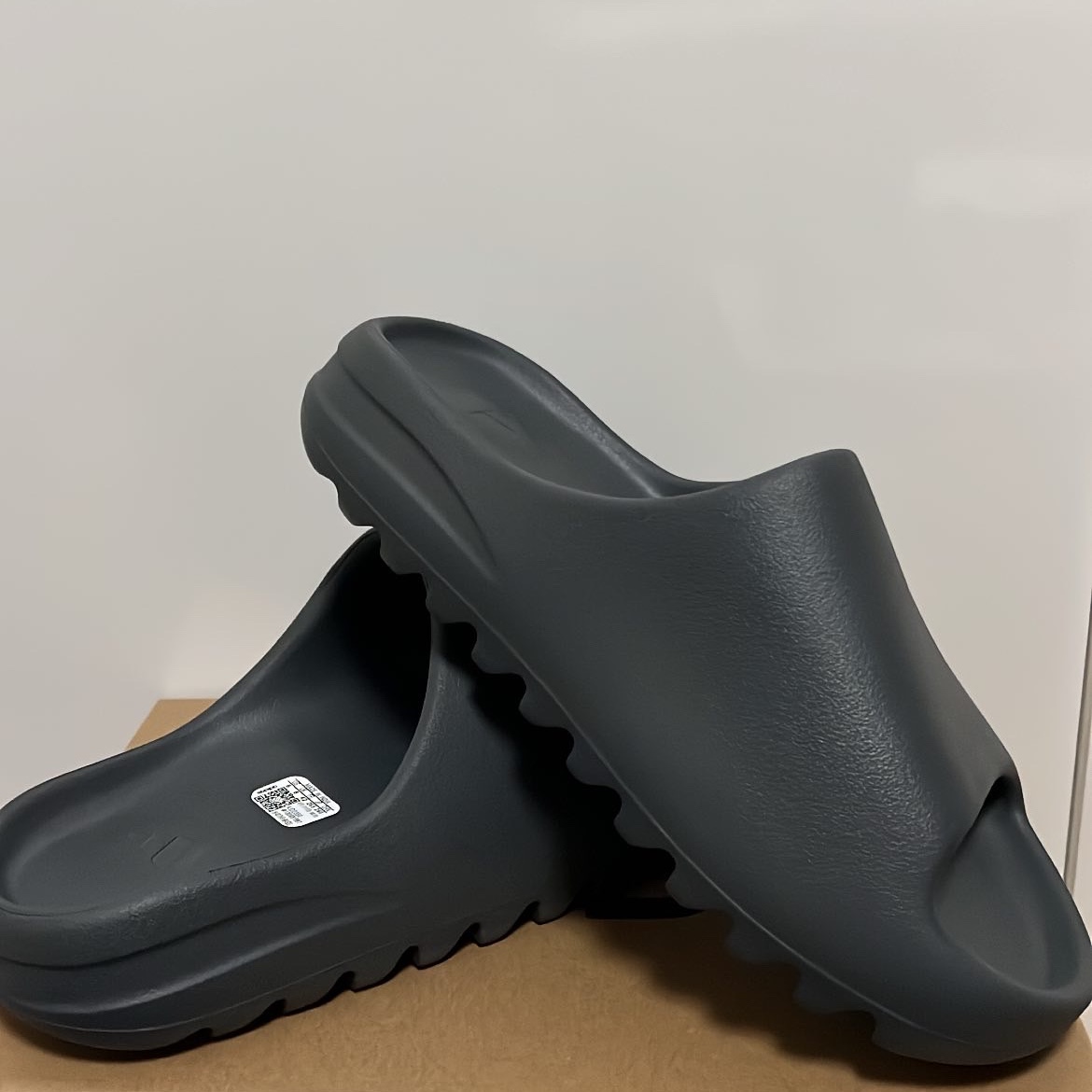 Adidas Yeezy Slide Slate Grey 착용 스타일