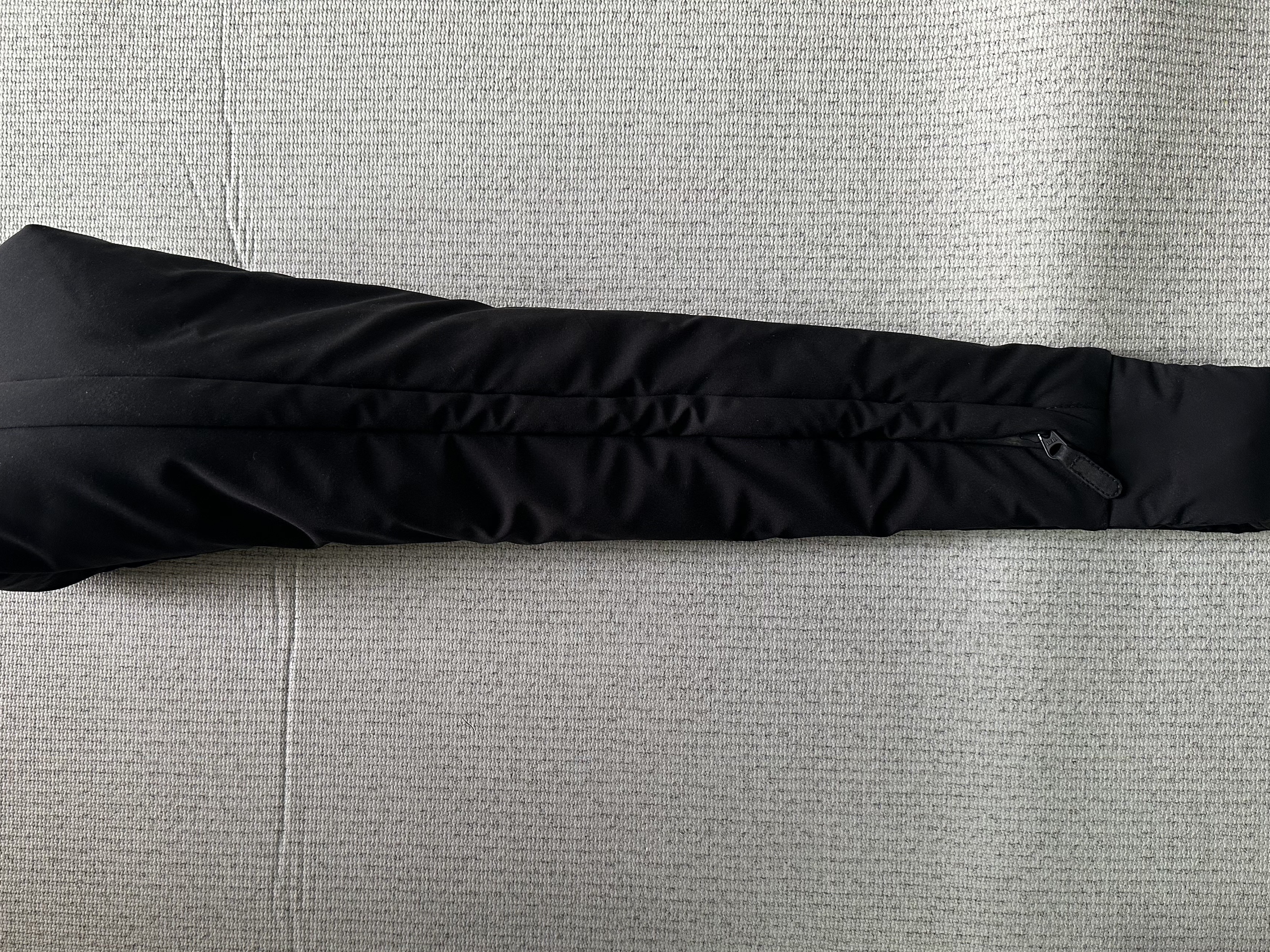 Yeezy Gap Engineered By Balenciaga Snake Bag Black 착용 스타일