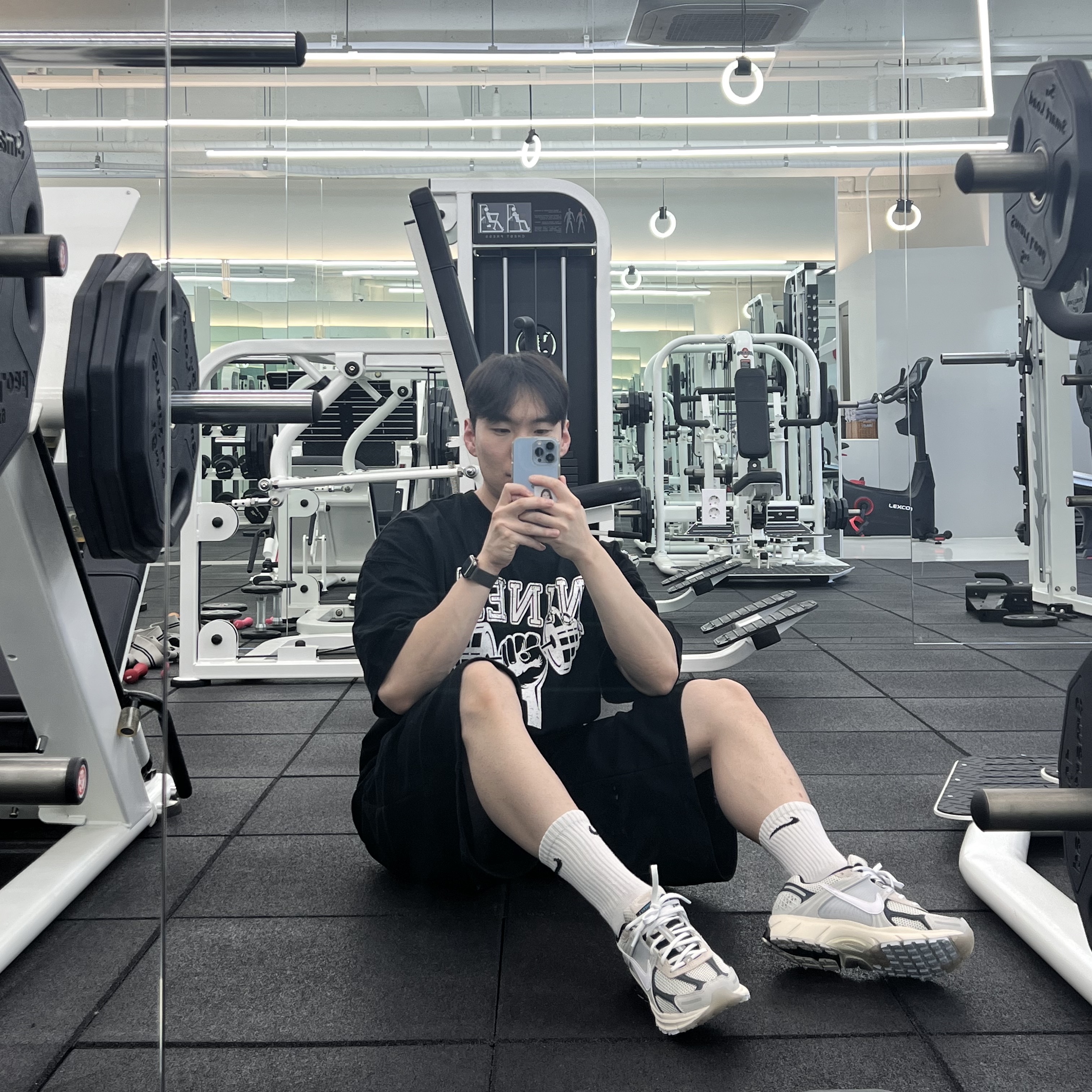 Nike Zoom Vomero 5 Light Bone and Black 착용 스타일
