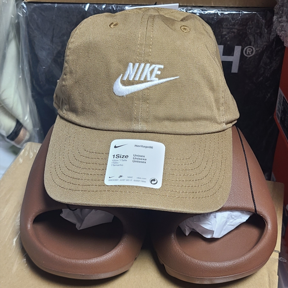 Nike Heritage 86 Futura Washed Cap Dark Driftwood, Adidas Yeezy Slide Flax 착용 스타일 - 2
