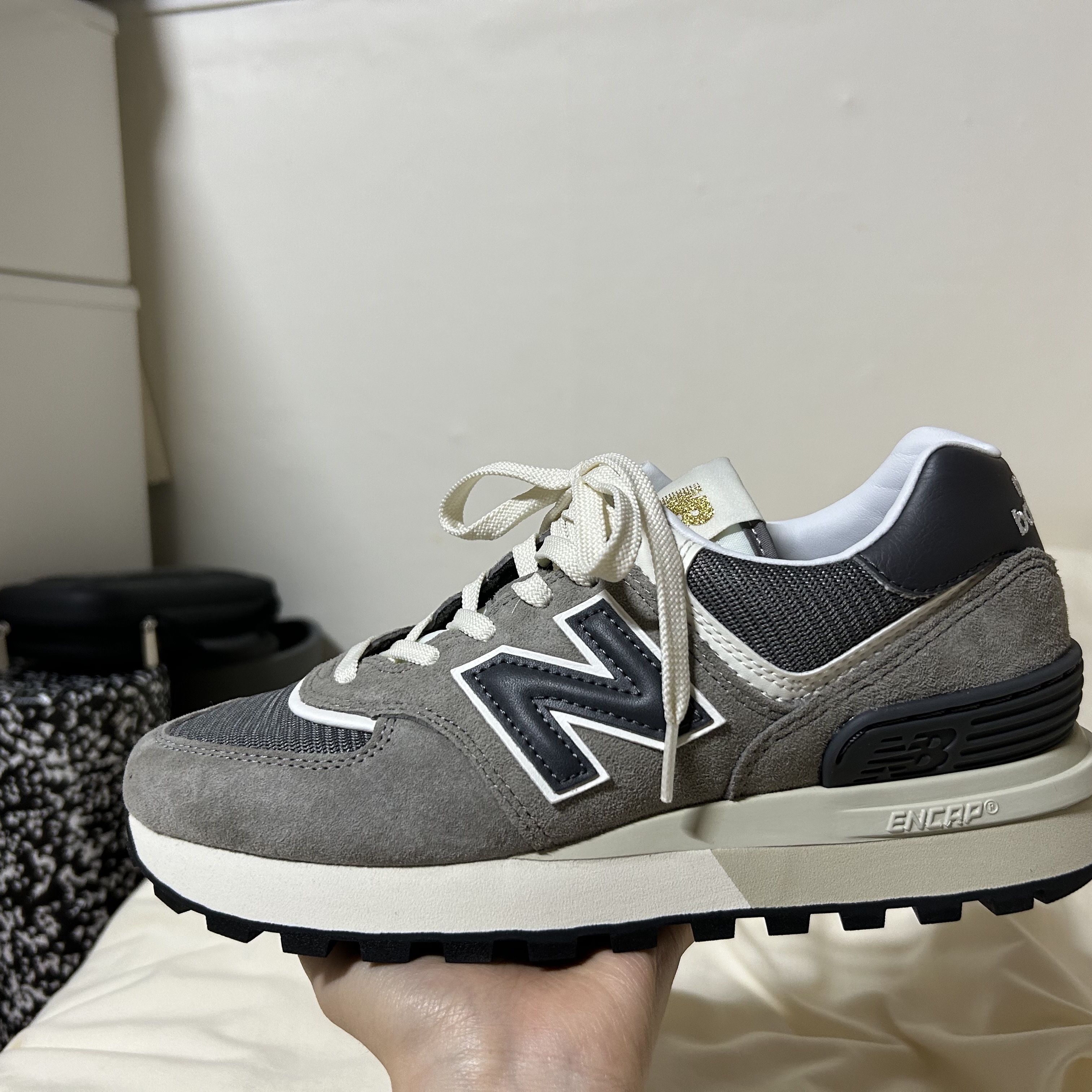 New Balance 574 Legacy Grey 착용 스타일 - 2