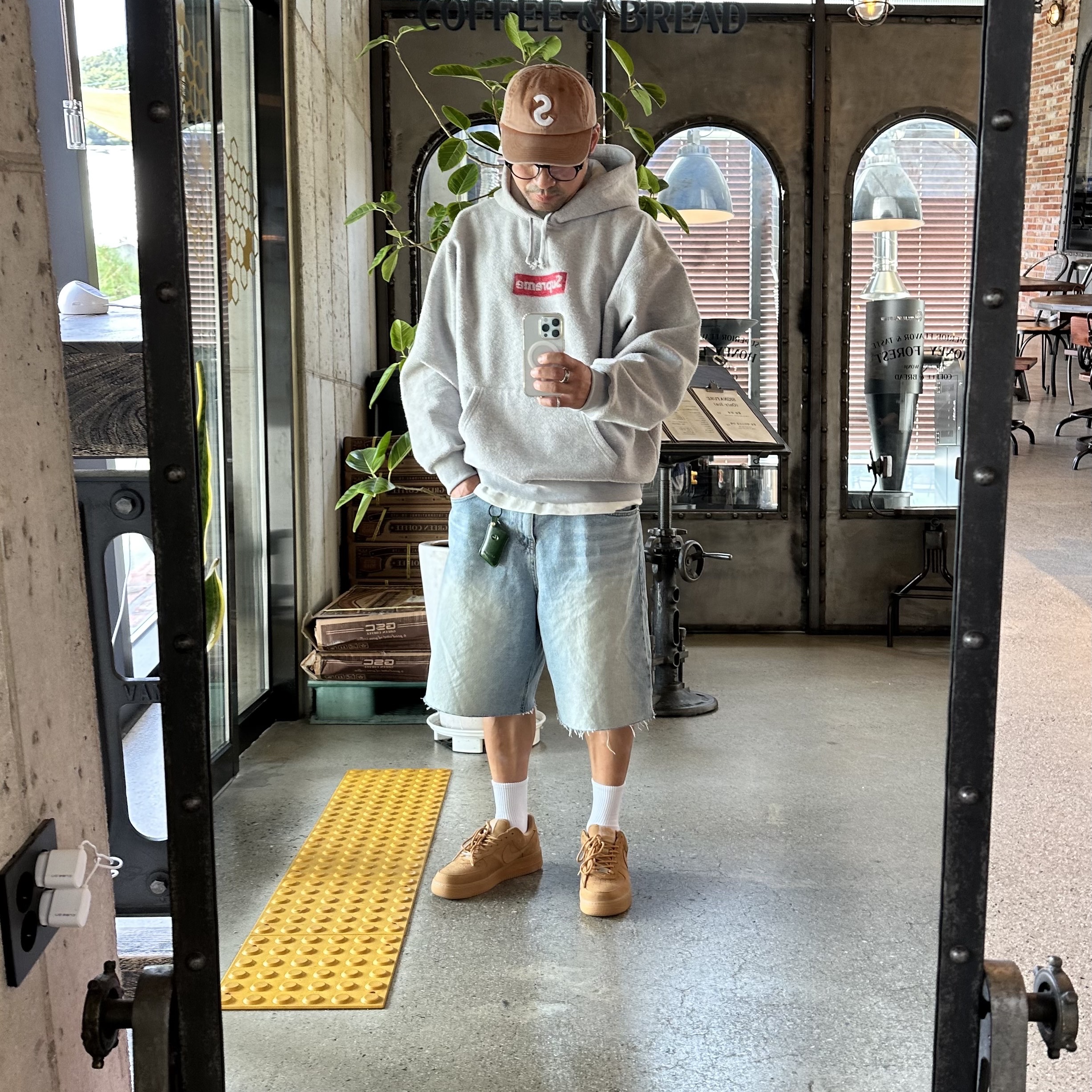 Supreme Pigment Print S Logo 6-Panel Tan - 22FW, Supreme Inside Out Box Logo Hooded Sweatshirt Heather Grey - 23SS 착용 스타일