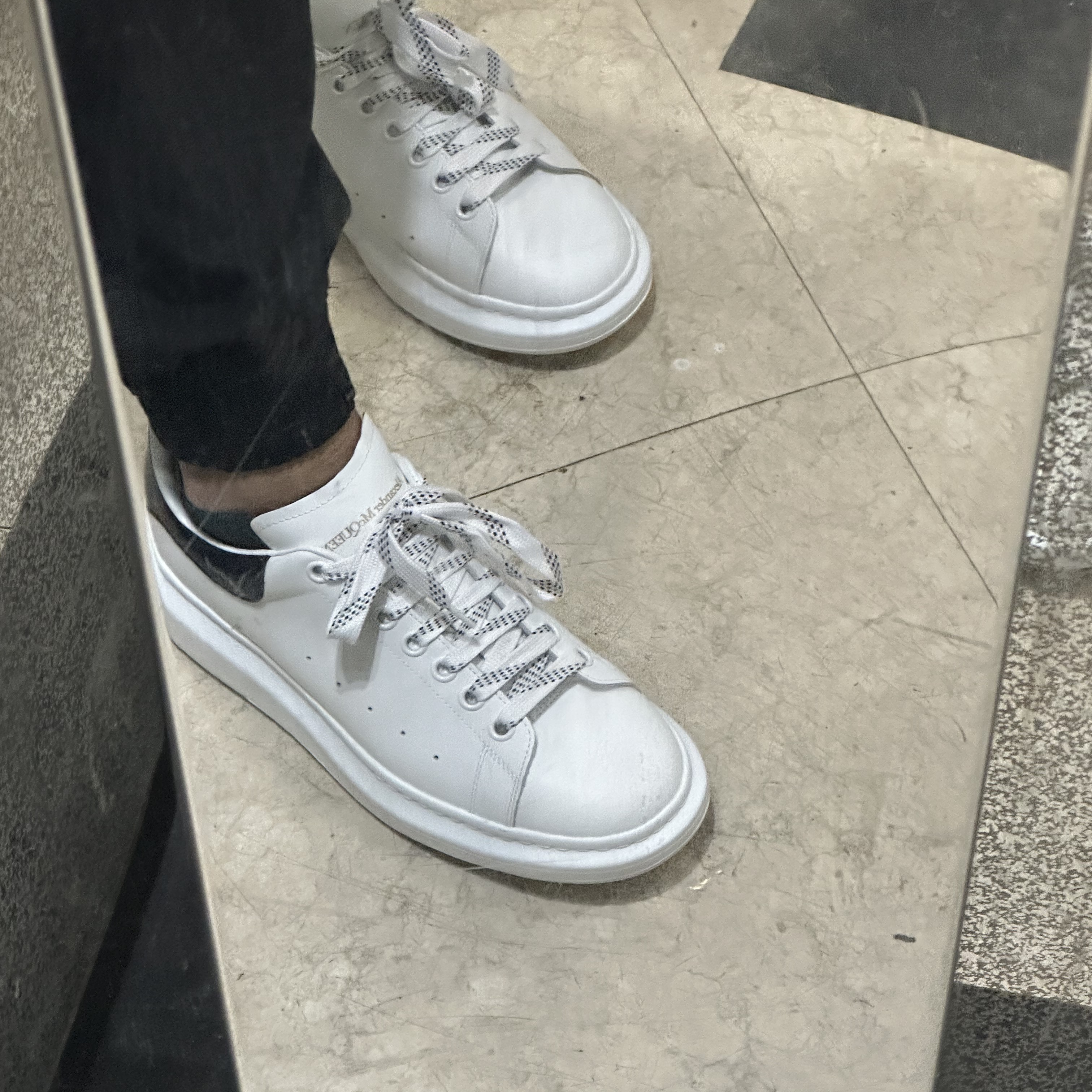 Alexander McQueen Oversized Sneakers White Black 착용 스타일