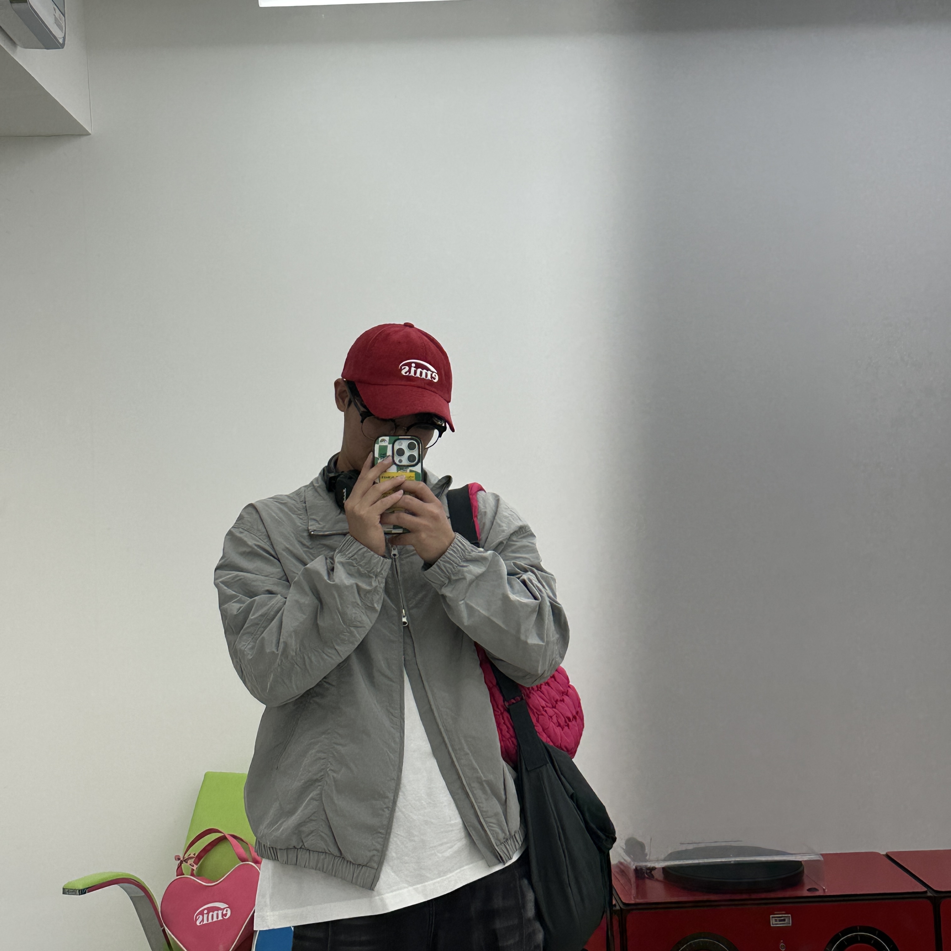 Emis New Logo Corduroy Emis Cap Red 착용 스타일