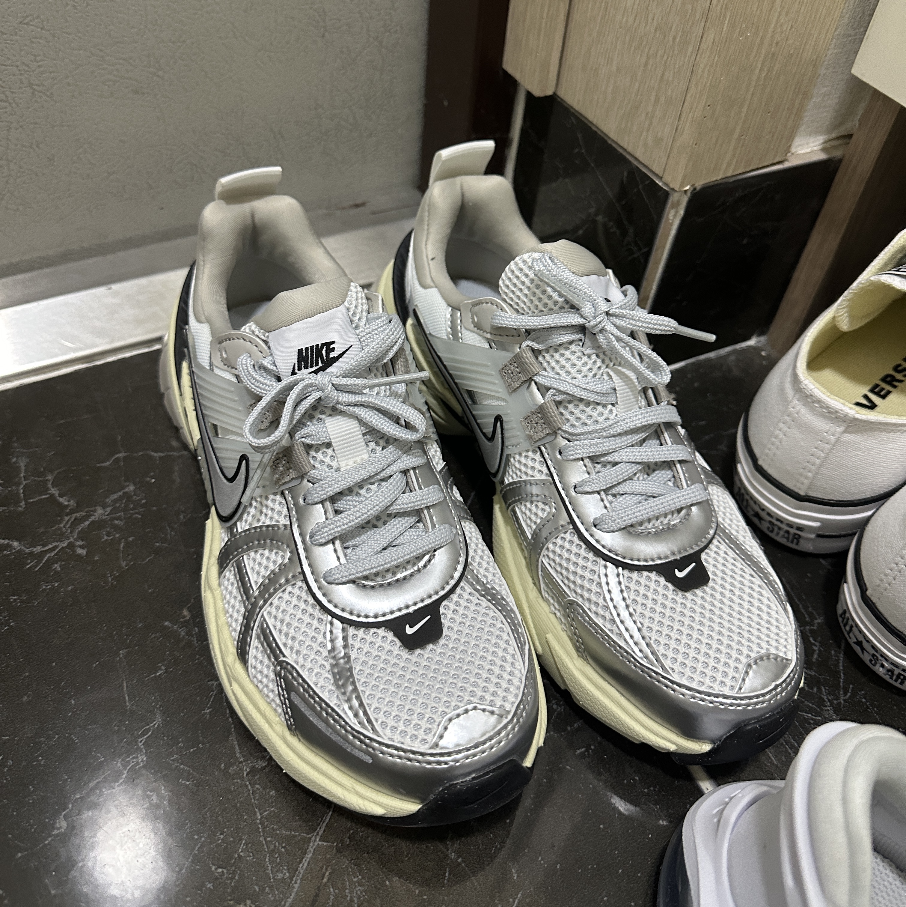 Nike V2K Run Summit White Metallic Silver 착용 스타일