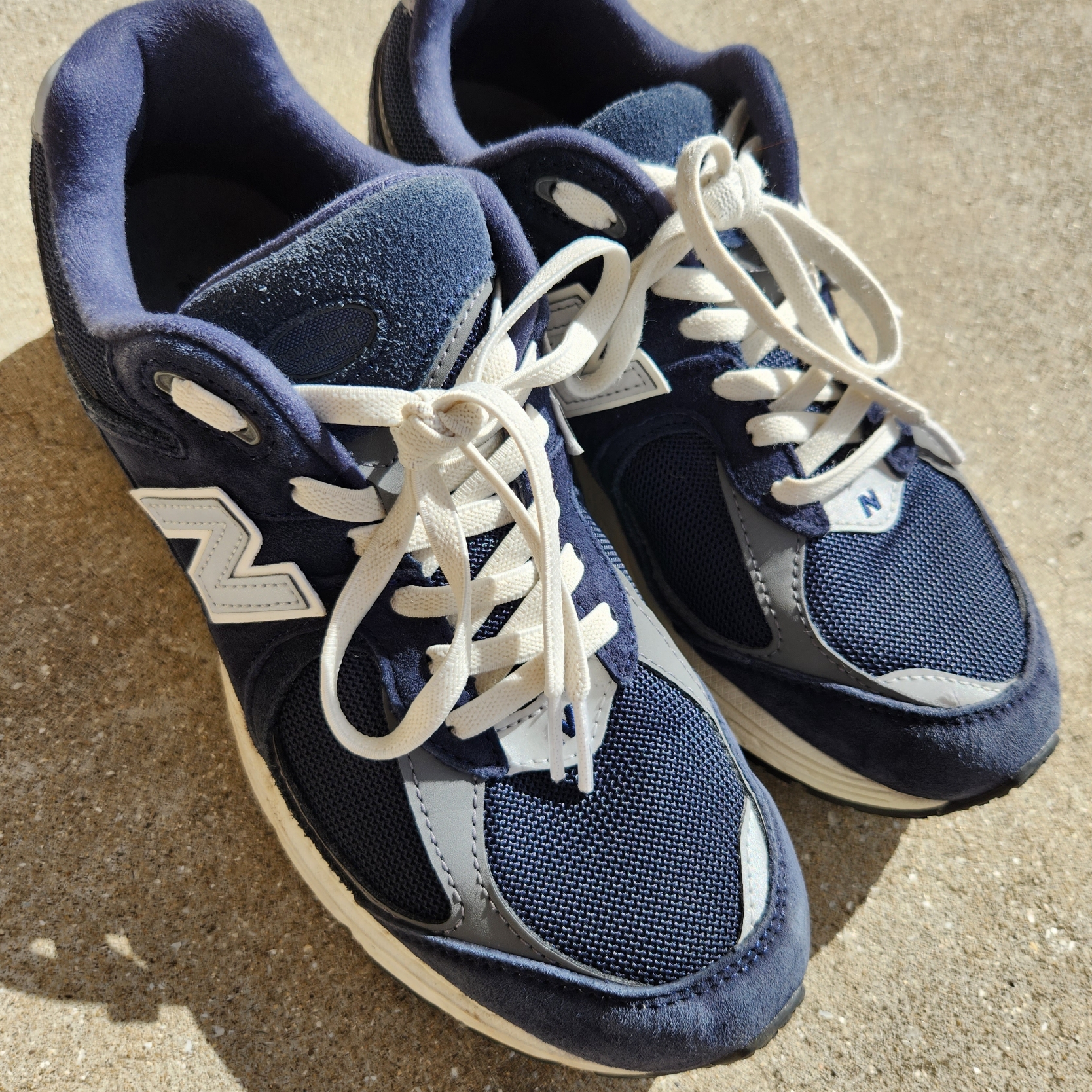 New Balance 2002R Eclipse Castlerock 착용 스타일