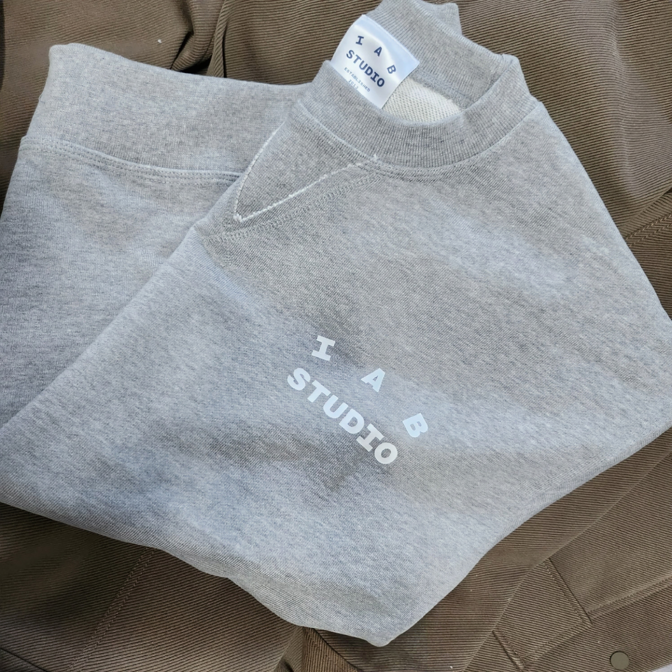 IAB Studio Heavy Short Sleeve Sweatshirt Gray - 23FW, IAB Studio Heavy Sweat Shorts Gray - 23FW 착용 스타일 - 2