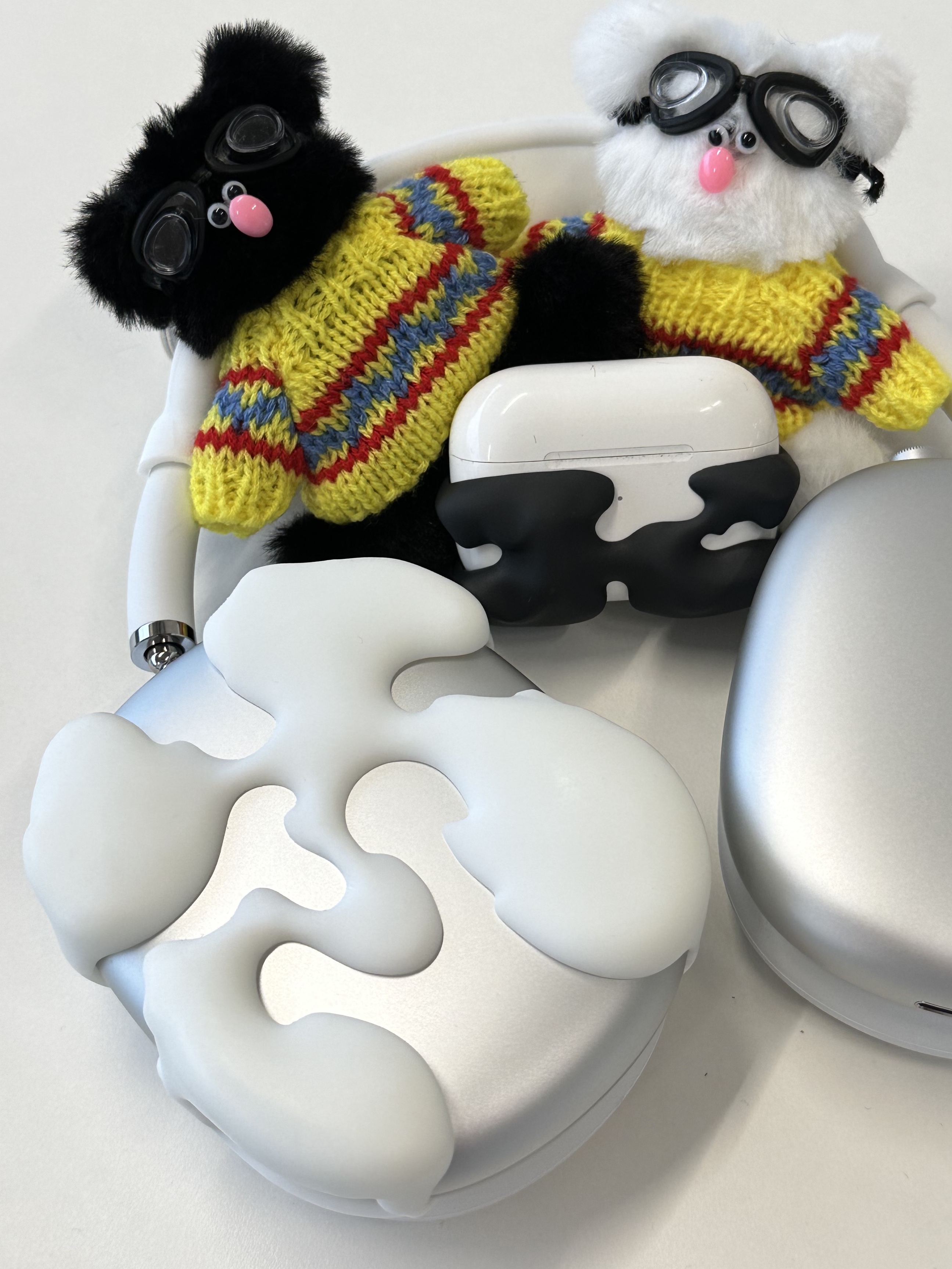 [KREAM 단독] Test Artifact Era Max Drip White, Apple AirPods Max Lightning Silver (Korean Ver.) 착용 스타일 - 5