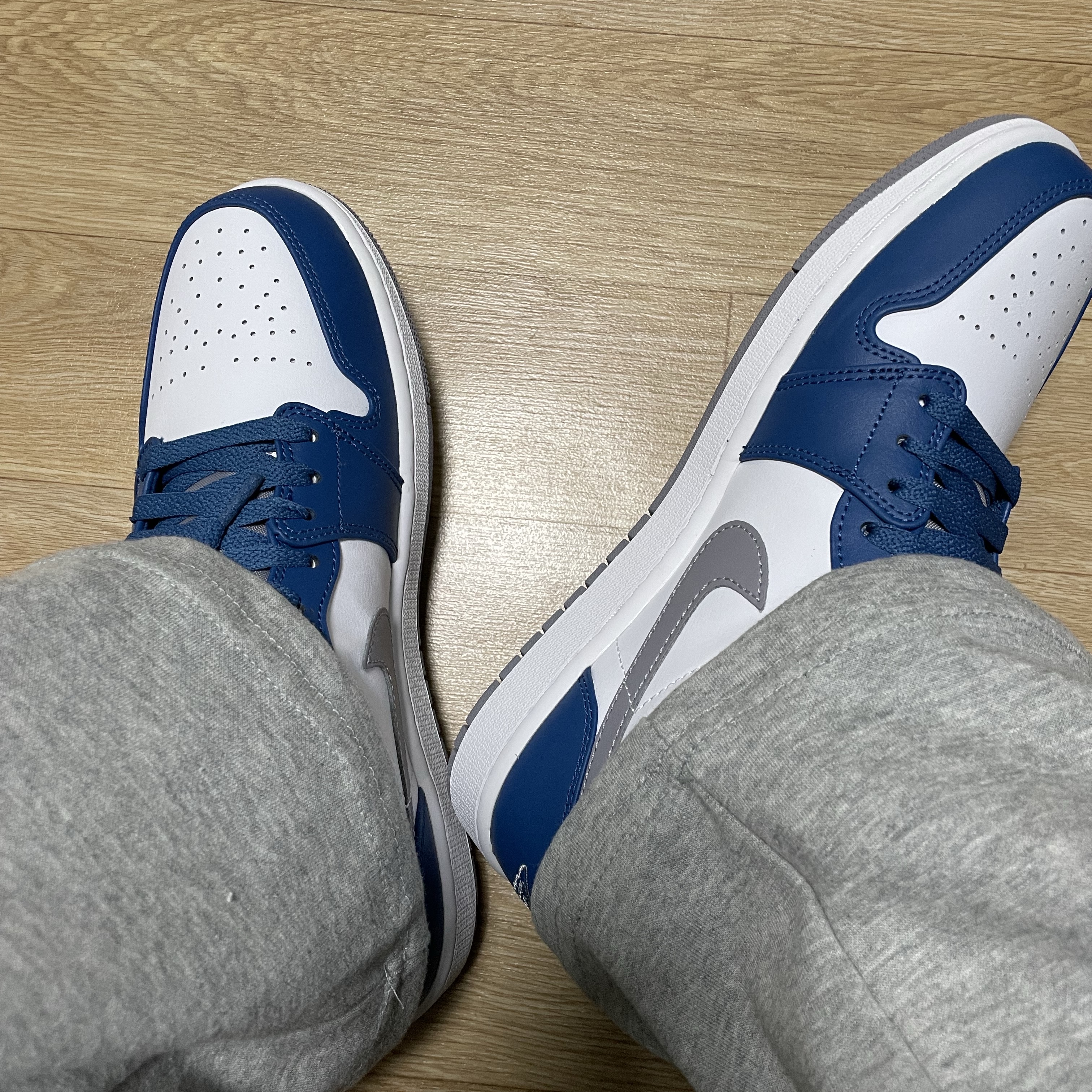 Jordan 1 Low True Blue Cement Grey 착용 스타일 - 2