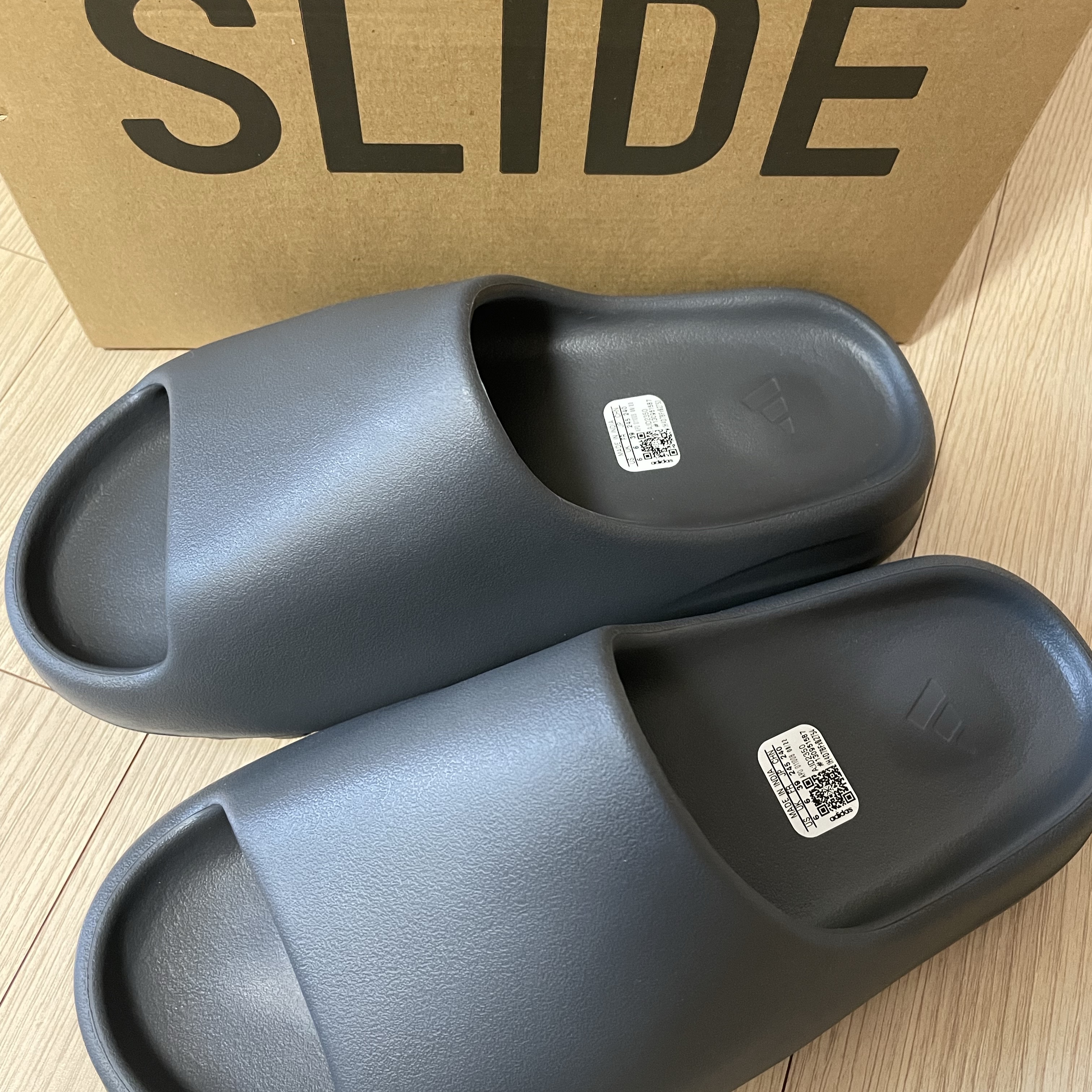 Adidas Yeezy Slide Slate Grey 착용 스타일 - 1